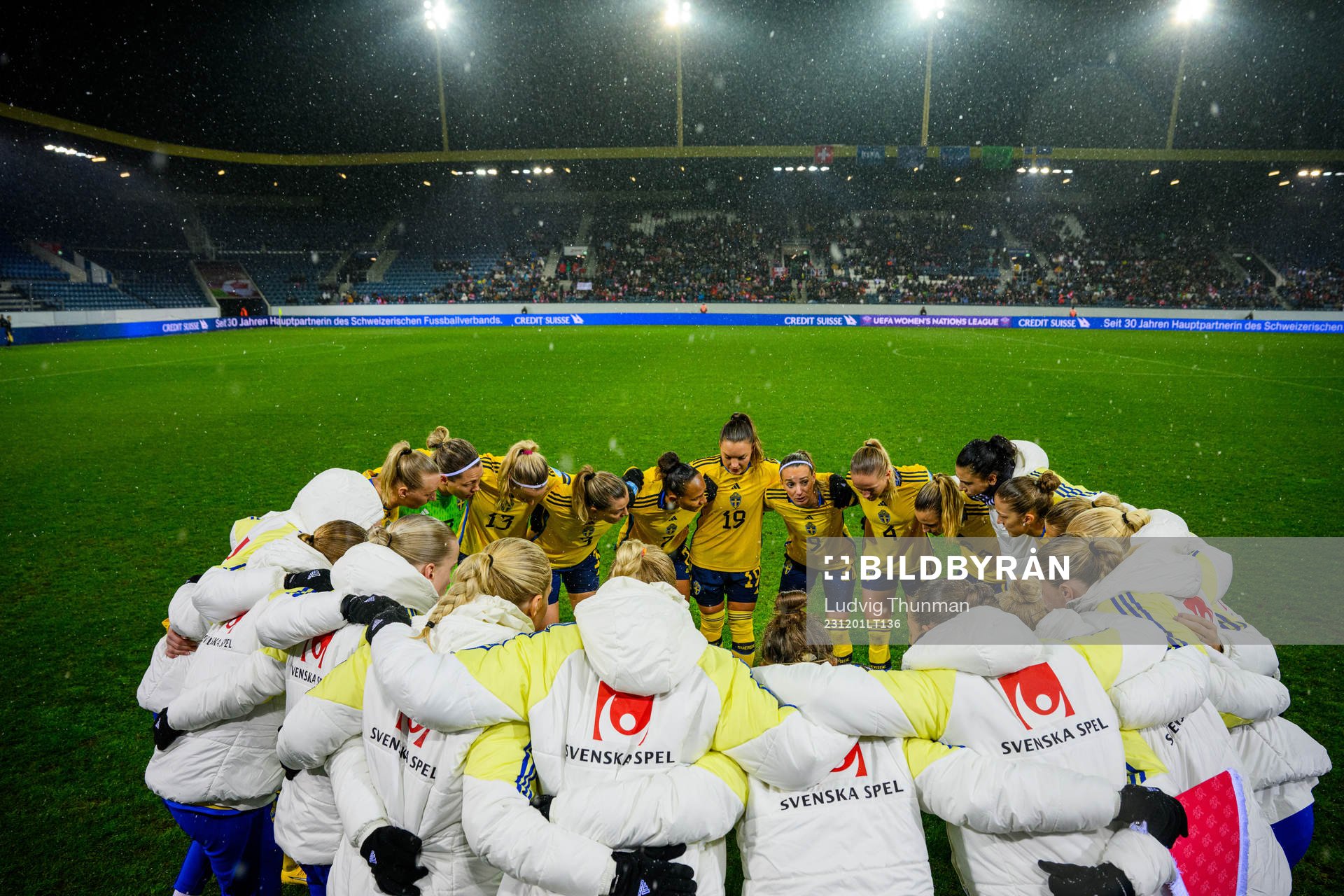 Kosovare Asllani of Sweden gather her teammates