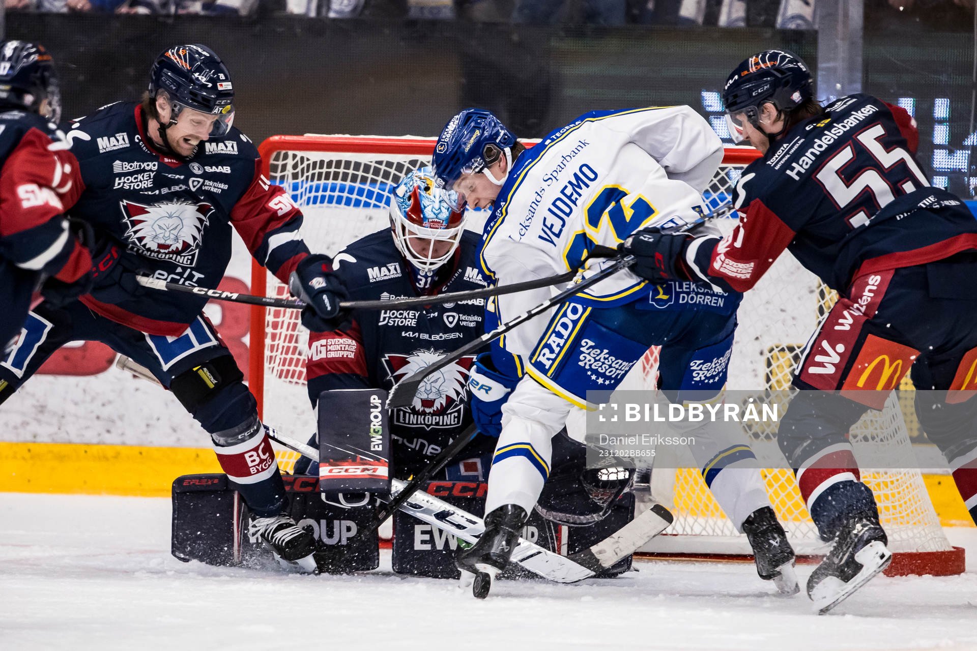 Leksands Lukas Vejdemo framför Linköpings målvakt Jesper
