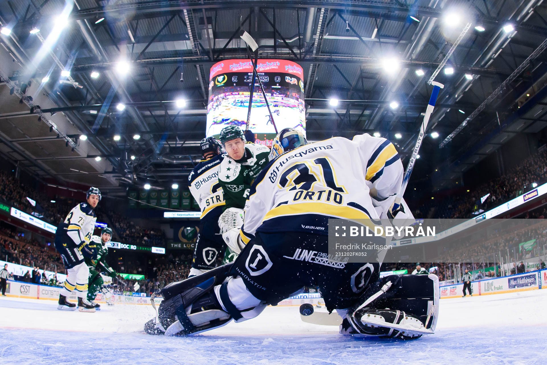 Färjestads Patrik Lundh skjuter 1-0 bakom HV71s målvakt