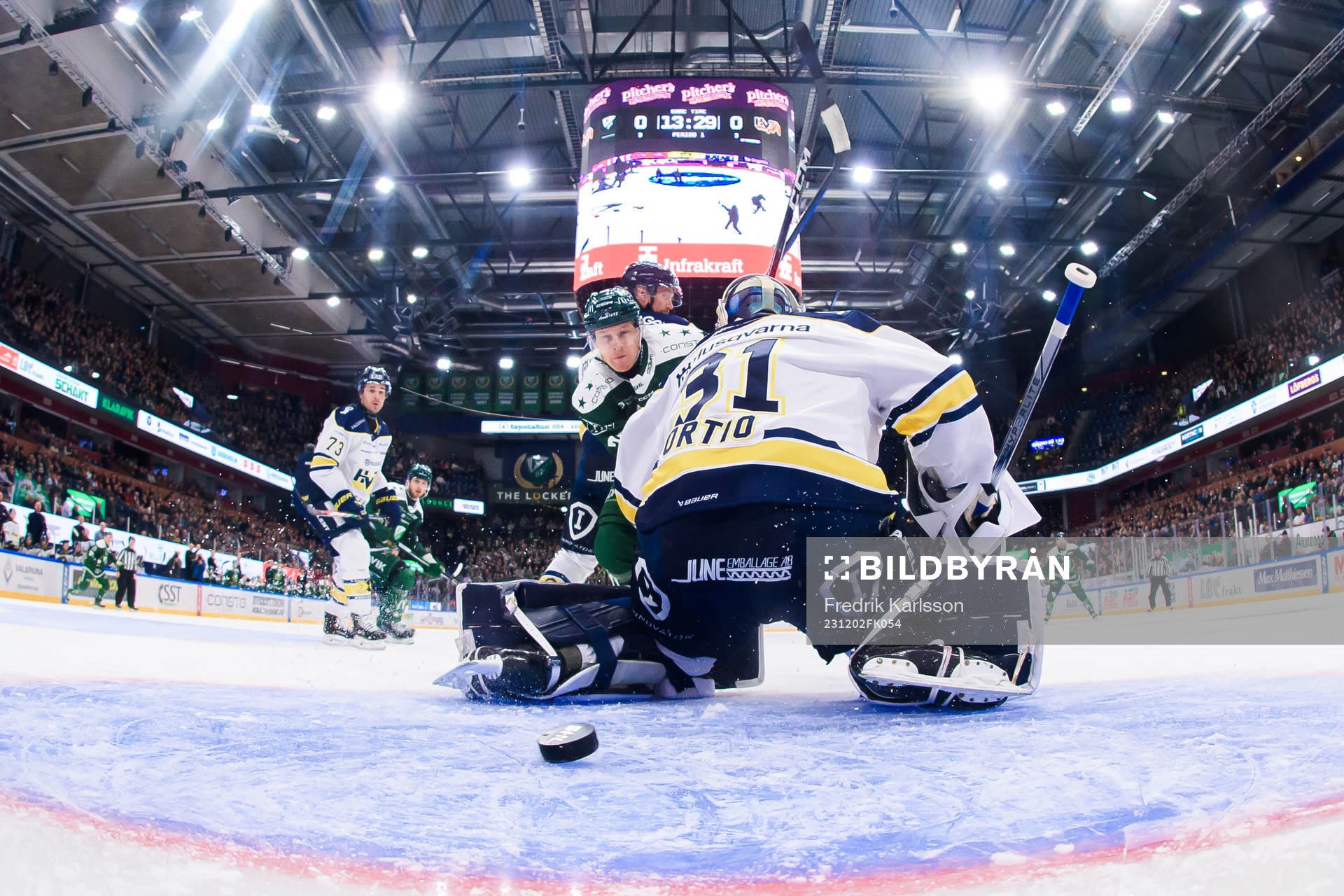 Färjestads Patrik Lundh skjuter 1-0 bakom HV71s målvakt