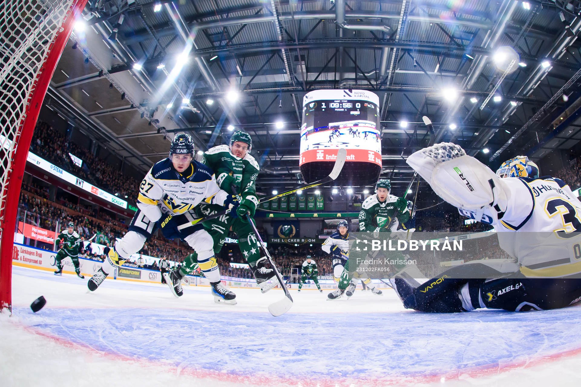 HV71s Robert Nardella ser på när Färjestads Per Åslund
