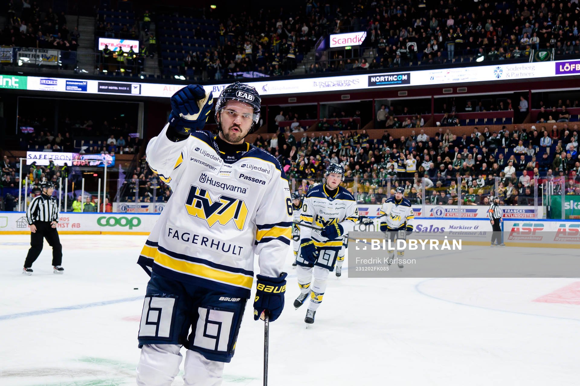 HV71s Oliwer Kaski jublar