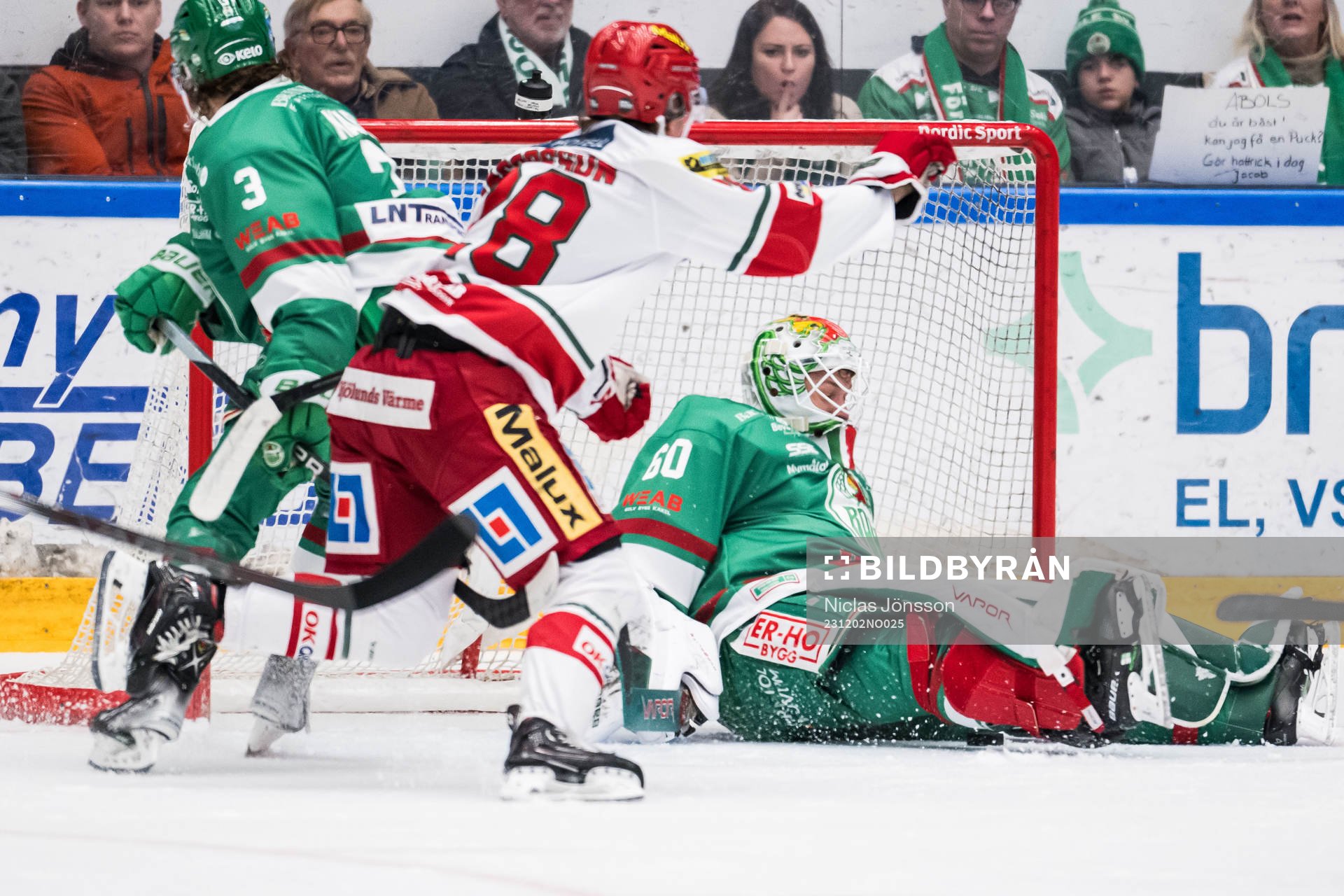 MoDos Theo Jacobsson och Rögles målvakt Petr Kvaca