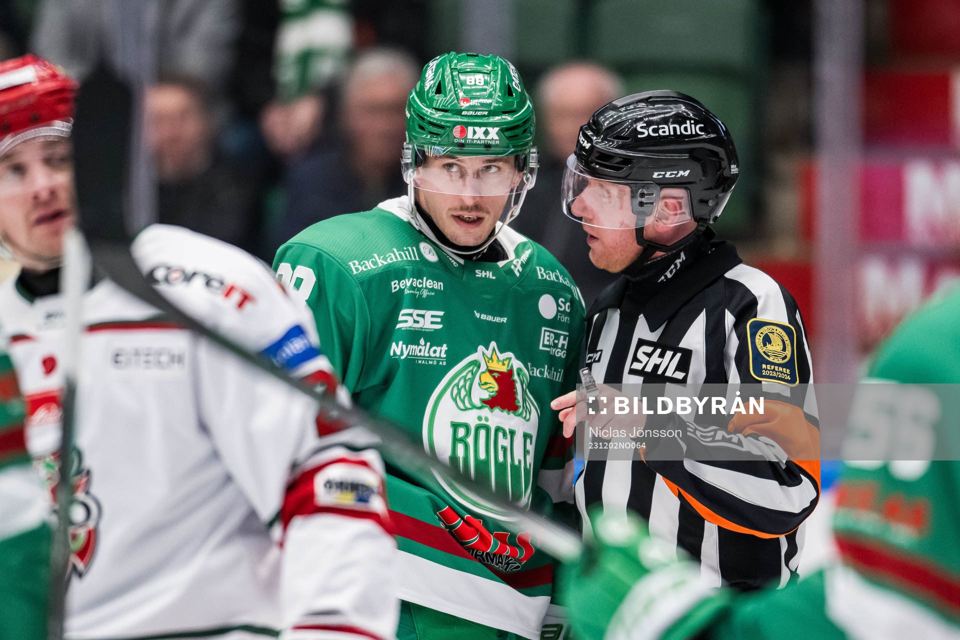 Rögles Brandon Davidson i samspråk med domaren