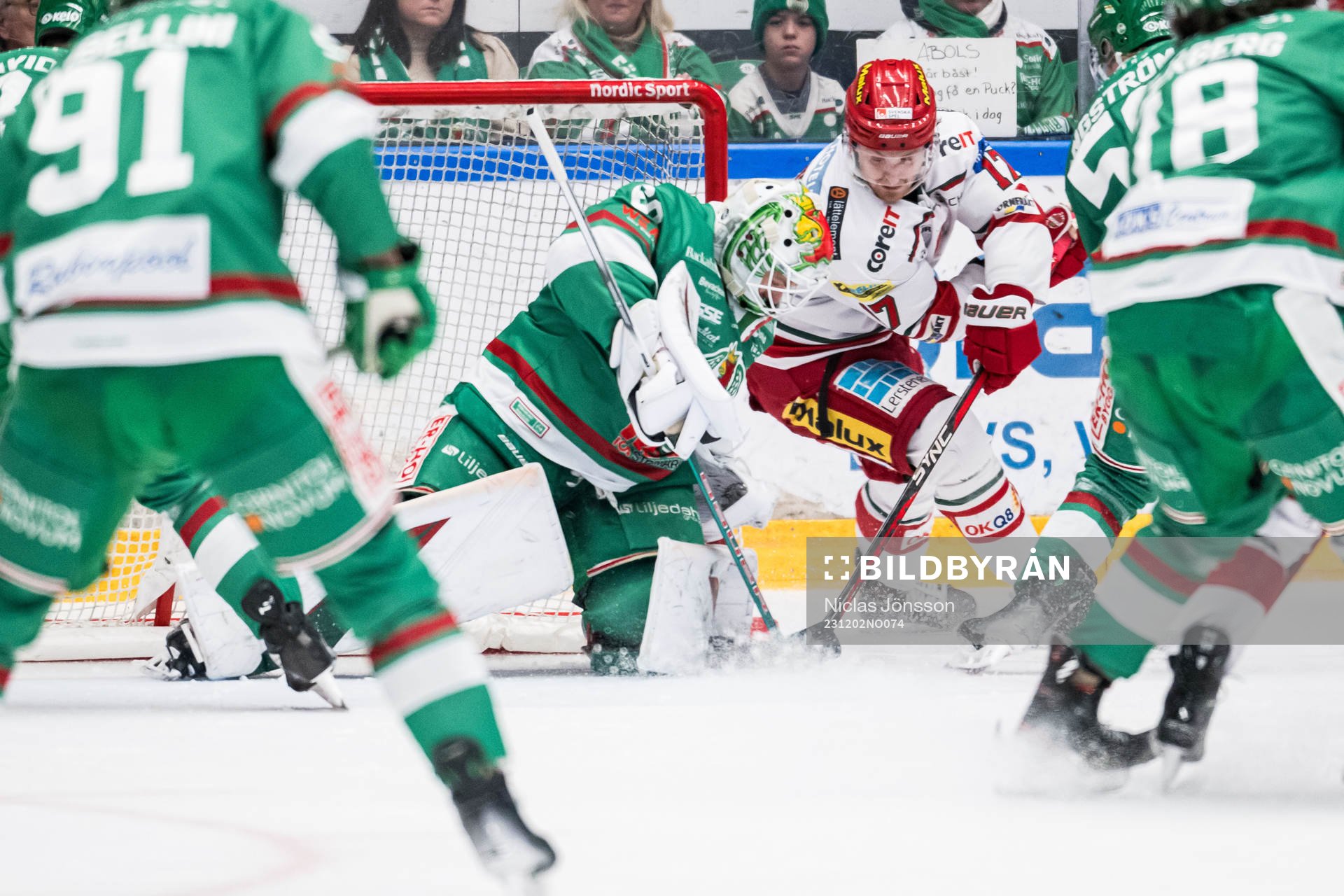 Rögles målvakt Petr Kvaca och MoDos Riley Woods