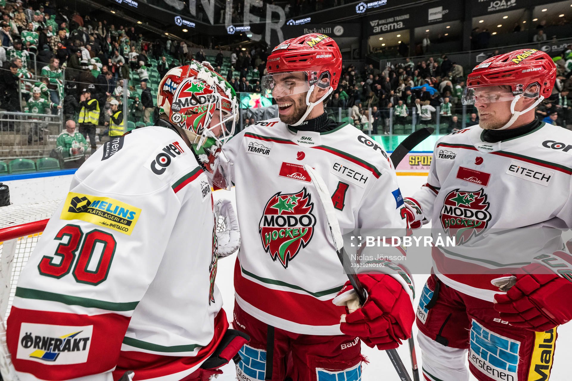 MoDos målvakt Lassi Lehtinen  och Josh Dickinson  jublar