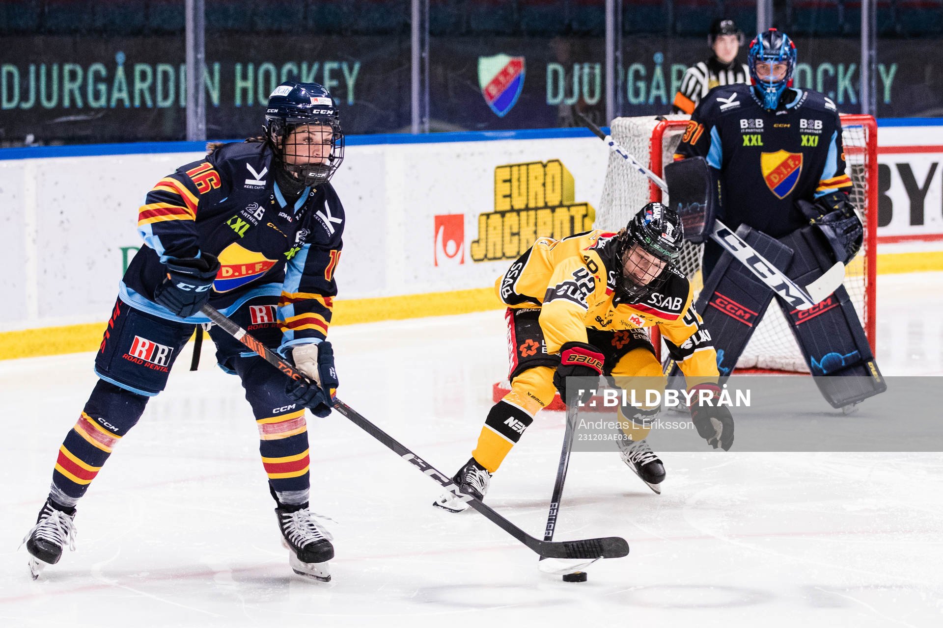 Djurgårdens Madeline Posick och Luleås Viivi Vainikka