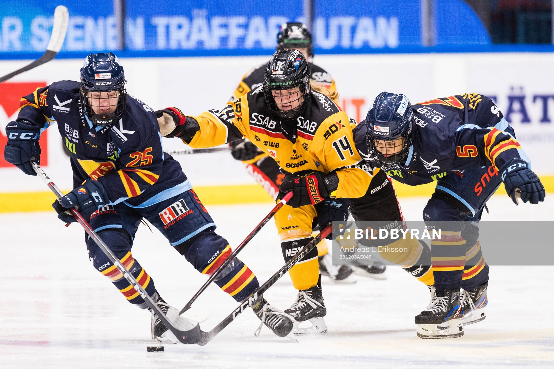 Djurgårdens Sara Säkkinen och Olivia Sohrner i kamp om