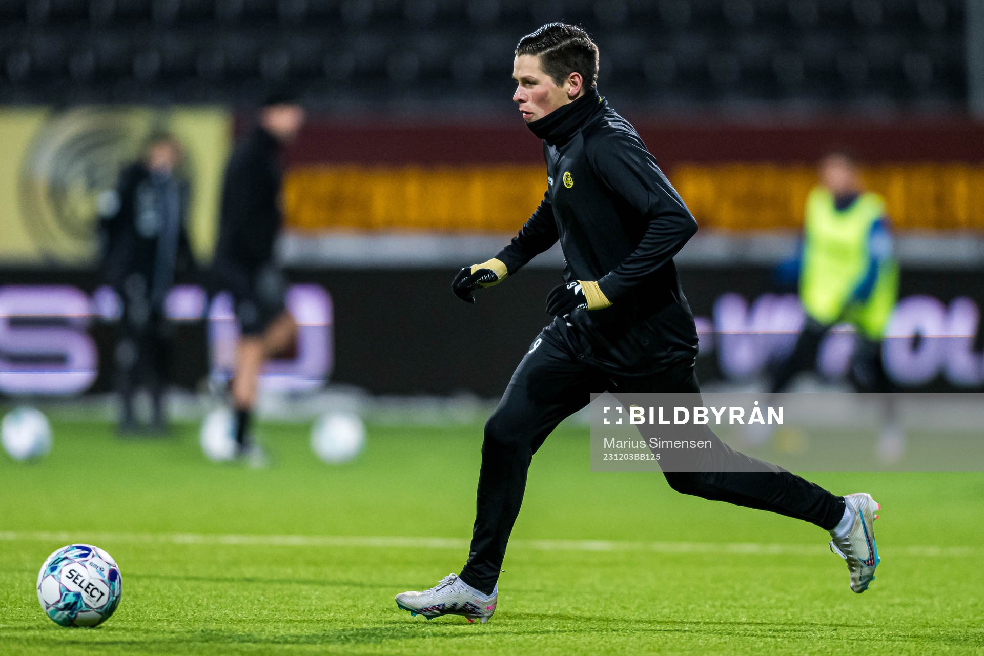 Sondre Brunstad Fet of Bodø/Glimt warms up