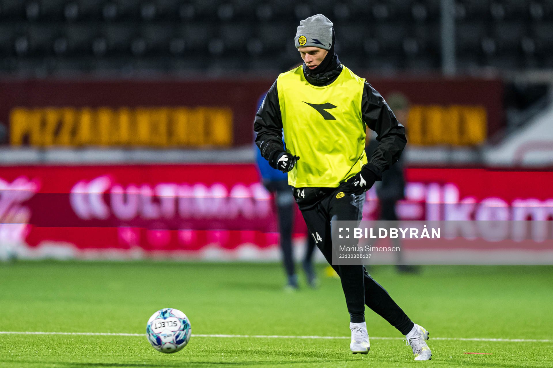 Ulrik Saltnes of Bodø/Glimt warms up