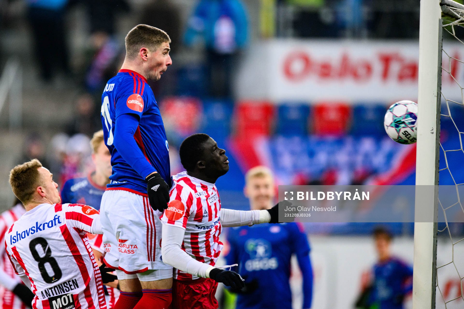 Andrej Ilic of Vålerenga scores 1-0