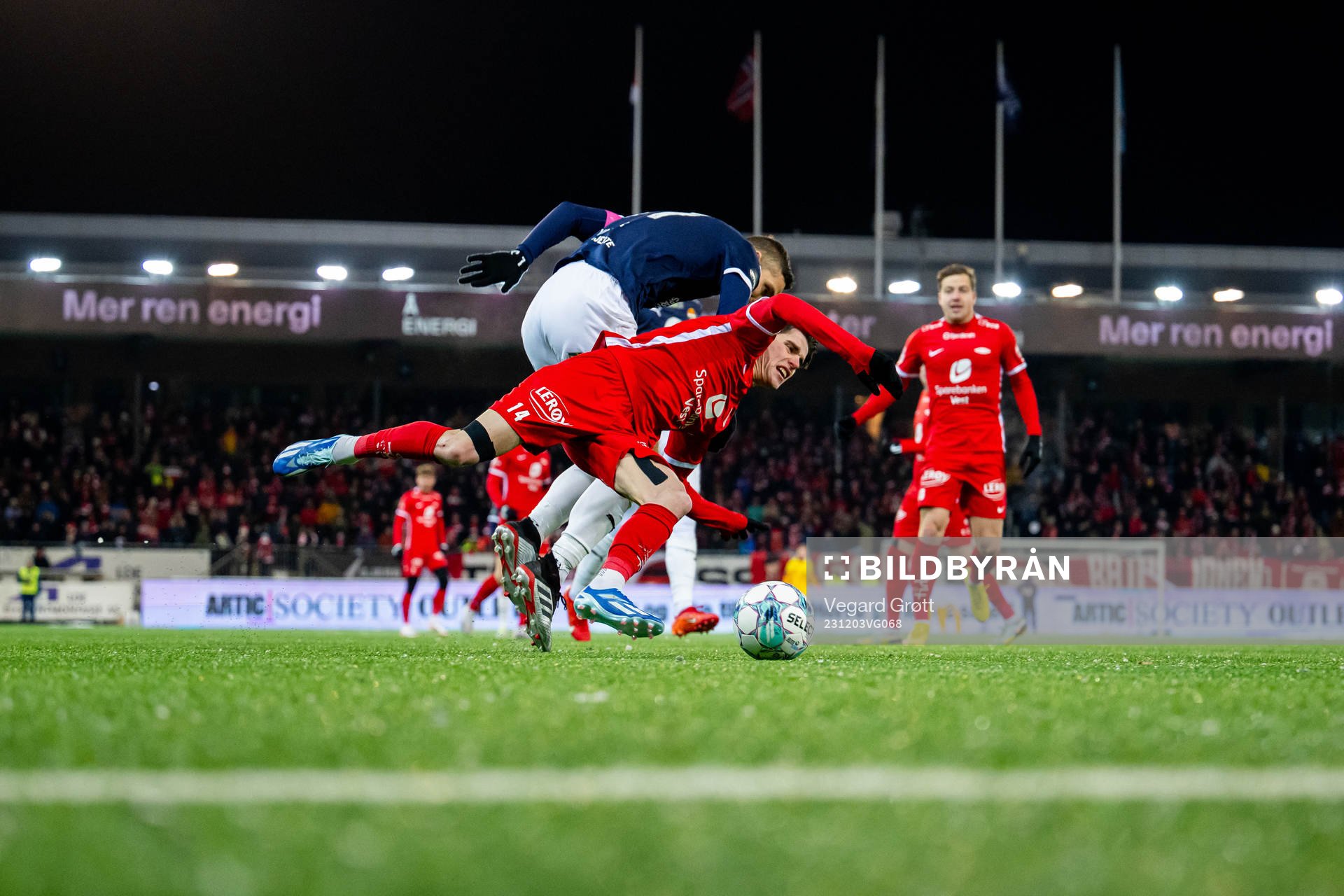 Gustav Valsvik of Strømsgodset and Ulrik Mathisen of Brann