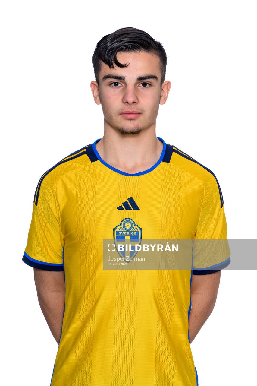 Gabriel Forslund poserar för ett porträtt under en fotografering med det svenska P15-landslaget i fotboll den 5 december 2023 i Stockholm. 