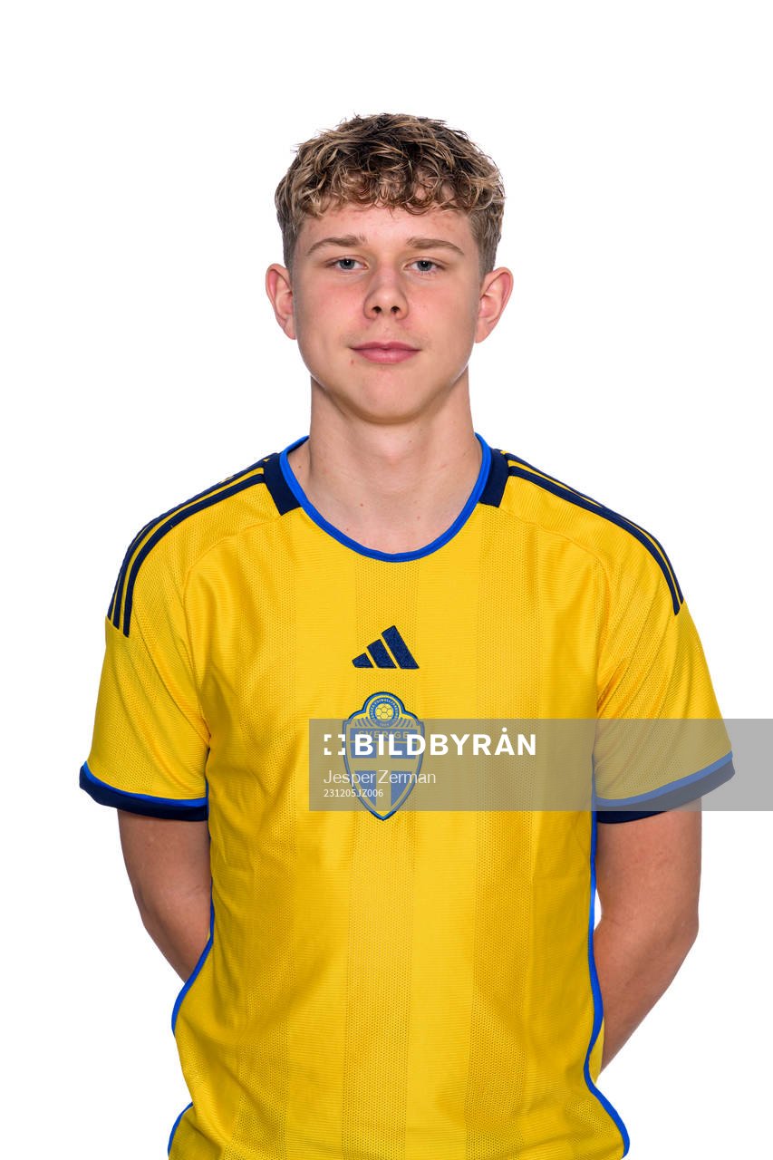 Vincent Lind poserar för ett porträtt under en fotografering med det svenska P15-landslaget i fotboll den 5 december 2023 i Stockholm. 