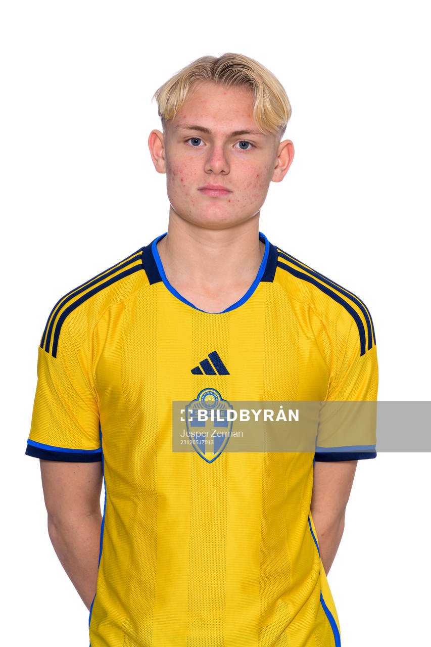 Olle Nilsson Löv poserar för ett porträtt under en fotografering med det svenska P15-landslaget i fotboll den 5 december 2023 i Stockholm. 