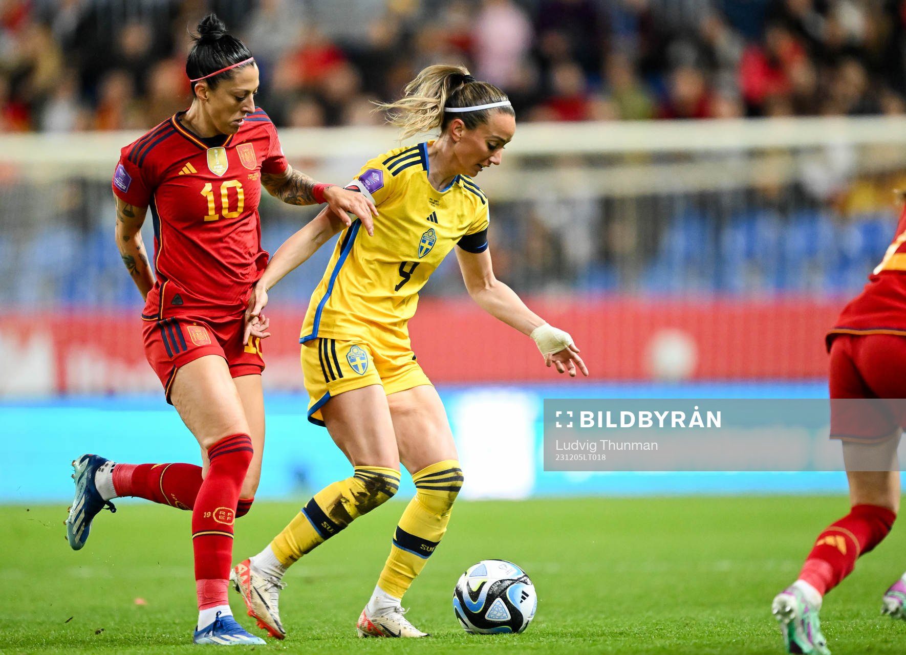 Kosovare Asllani of Sweden and Jennifer Hermoso of Spain