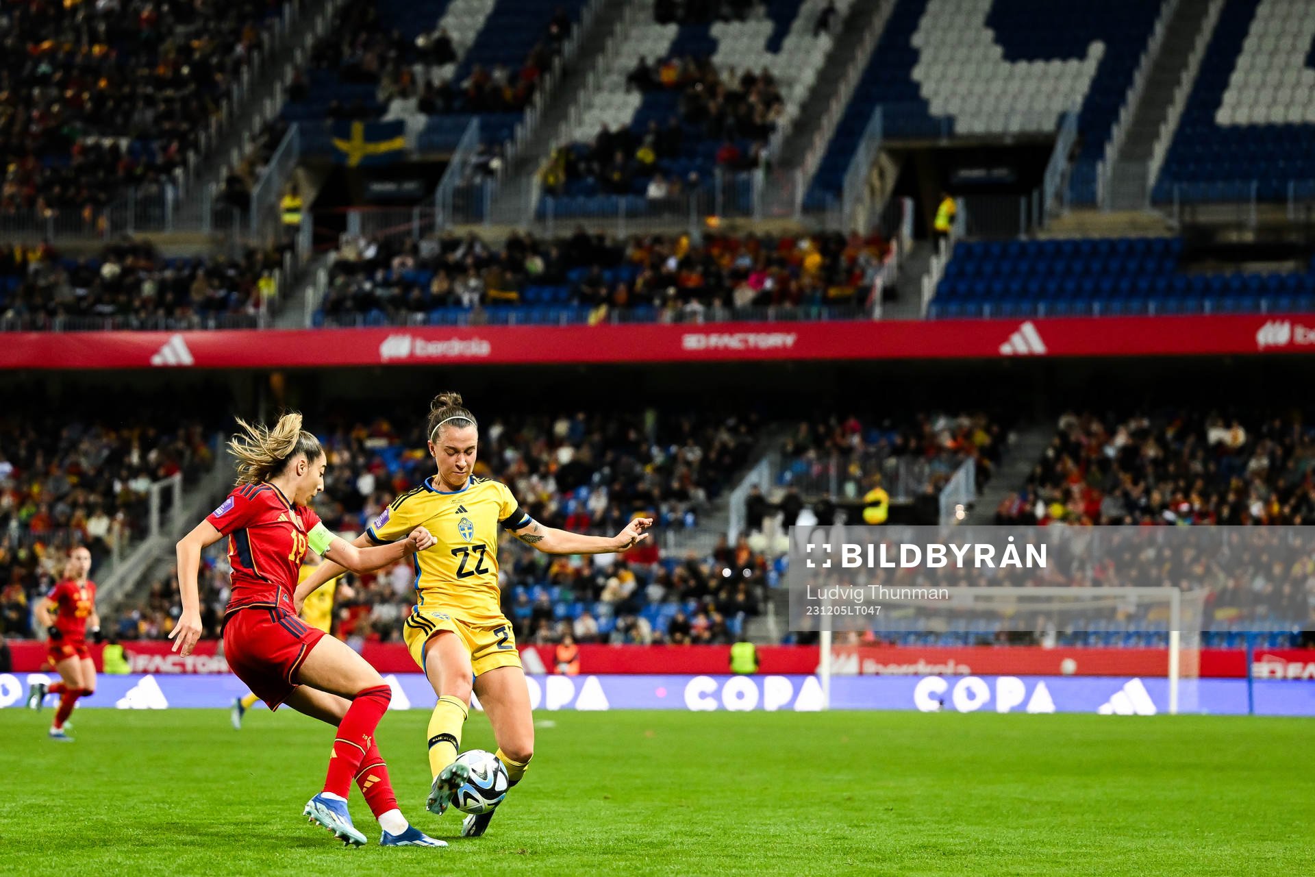 Olga Carmona Garcia of Spain and Julia Zigiotti Olme of