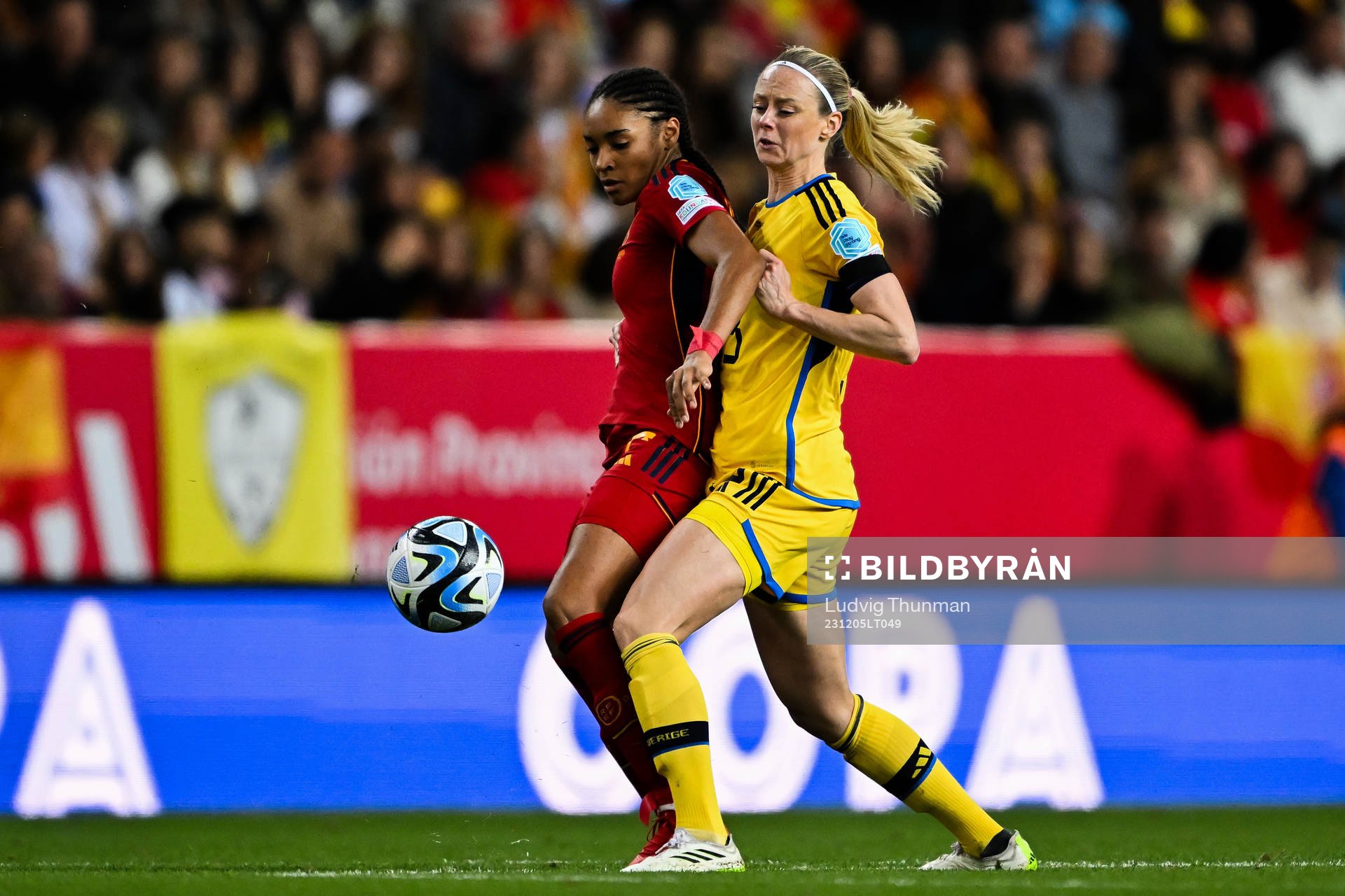 Amanda Ilestedt of Sweden and Salma Paralluelo of Spain