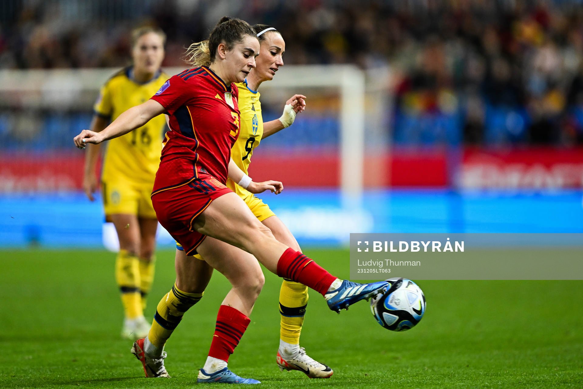 Teresa Abelleira of Spain and Kosovare Asllani of Sweden