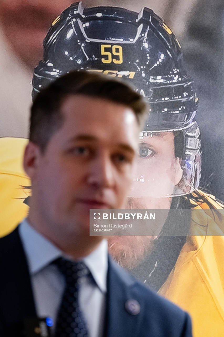 Bild på Färjestads Linus Johansson syns bakom Sveriges