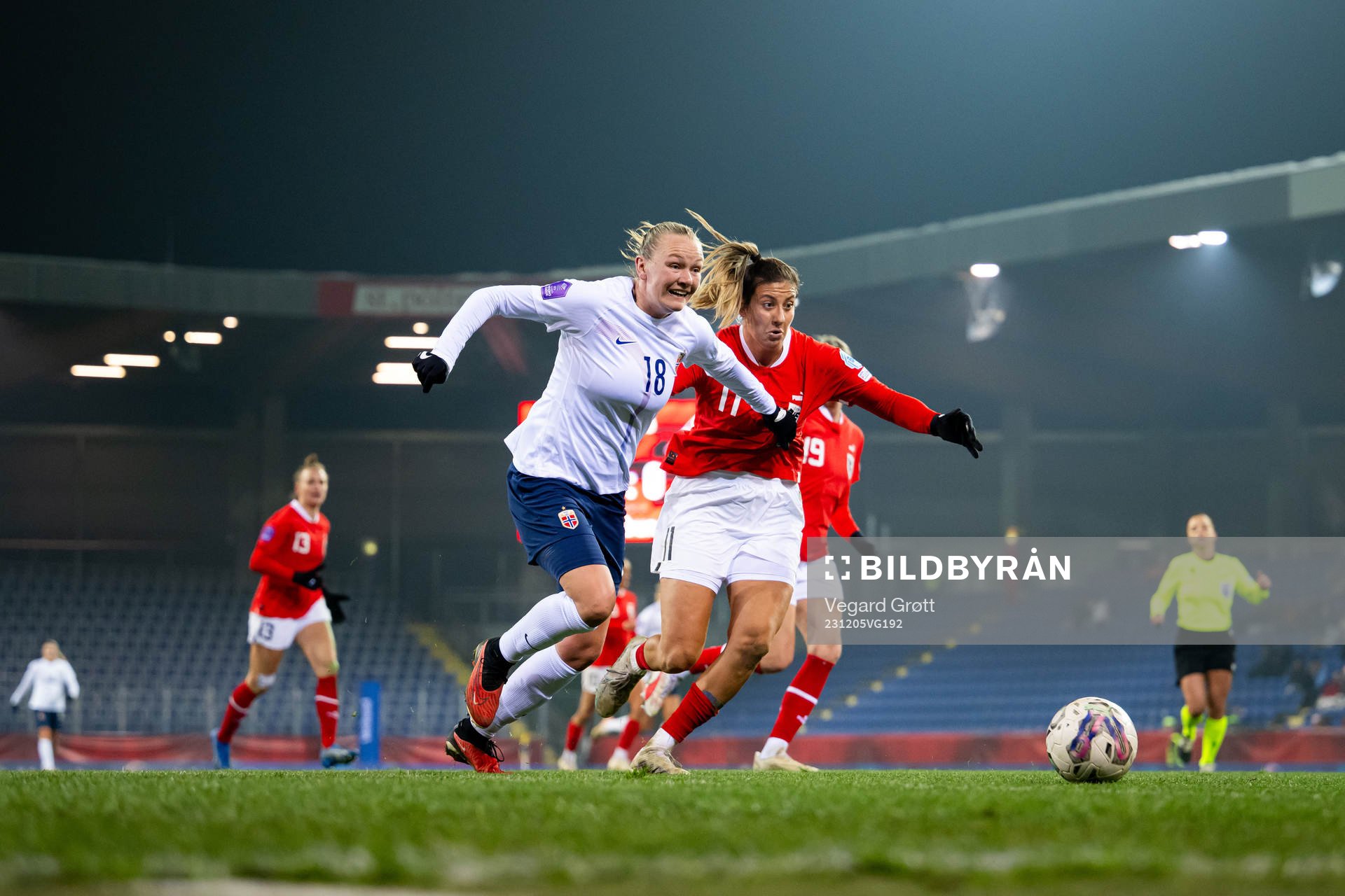 Frida Maanum of Norway and Marina Georgieva of Austria during the UEFA Women’s Nations League football match between Austria and Norway on December 5, 2023 in Sankt Pölten.