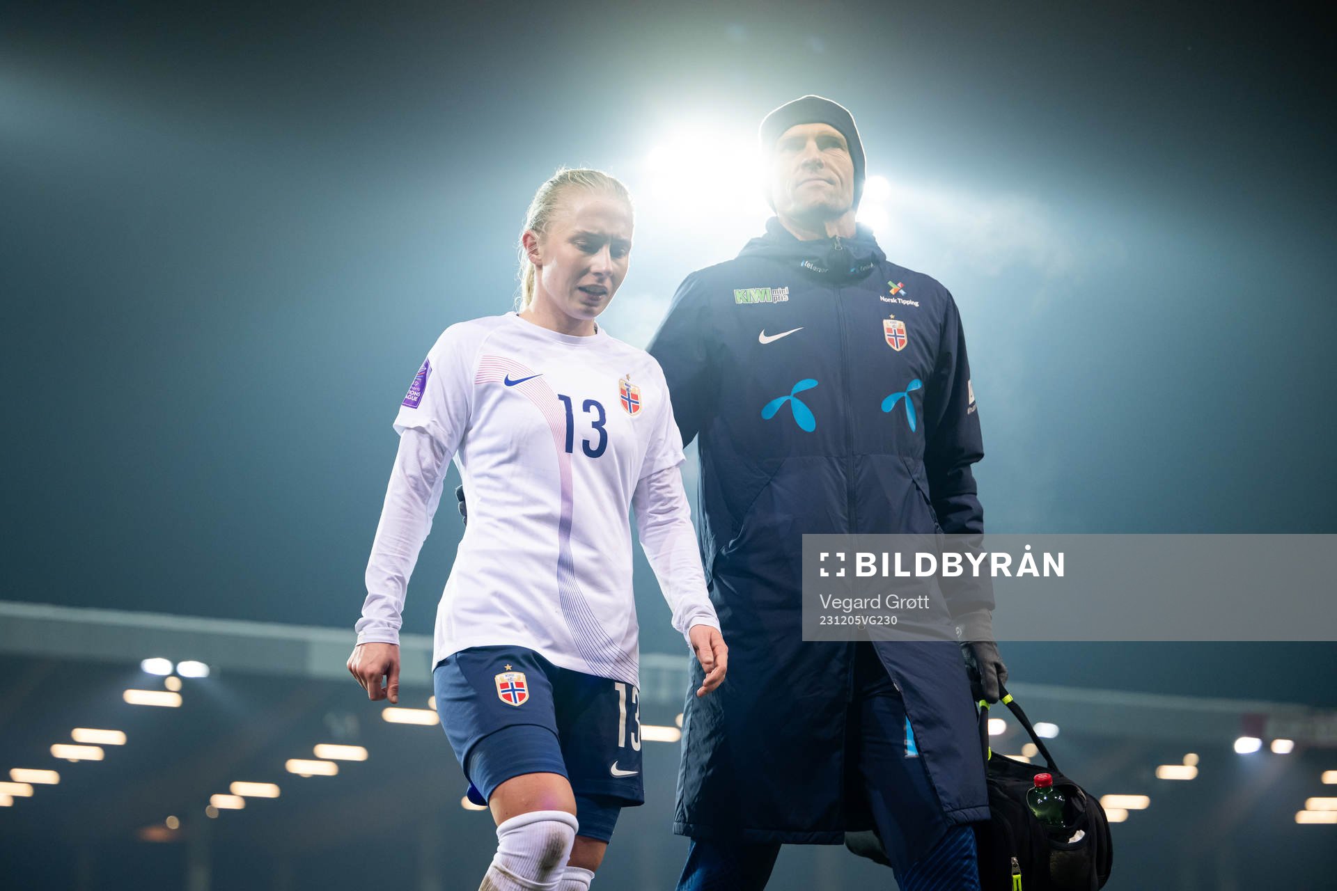 Thea Bjelde and doctor Trygve Hunemo of Norway at half-time