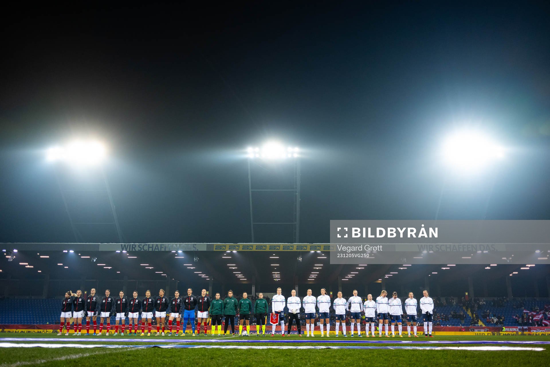 Players of Austria and Norway line up