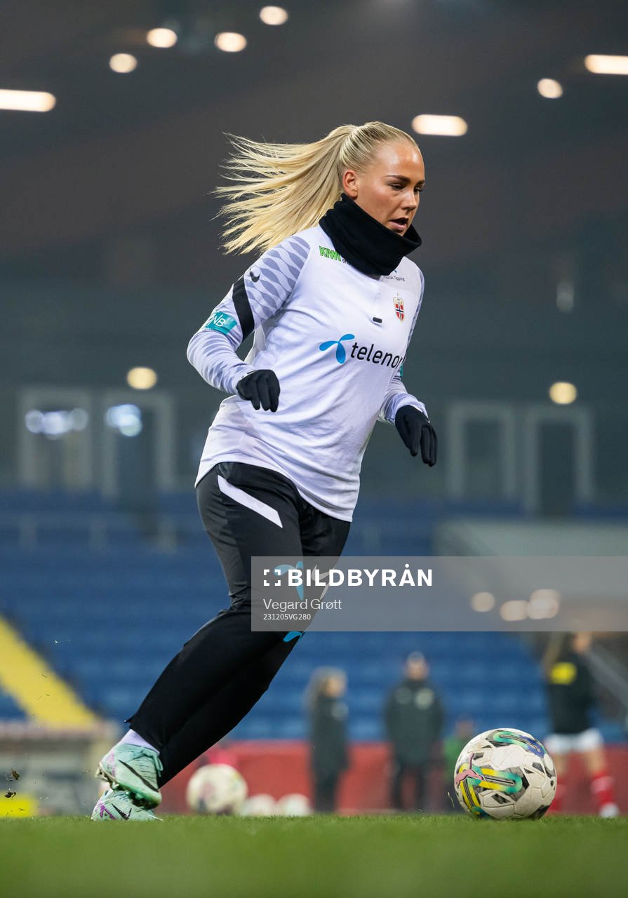 Cathinka Tandberg of Norway warms up