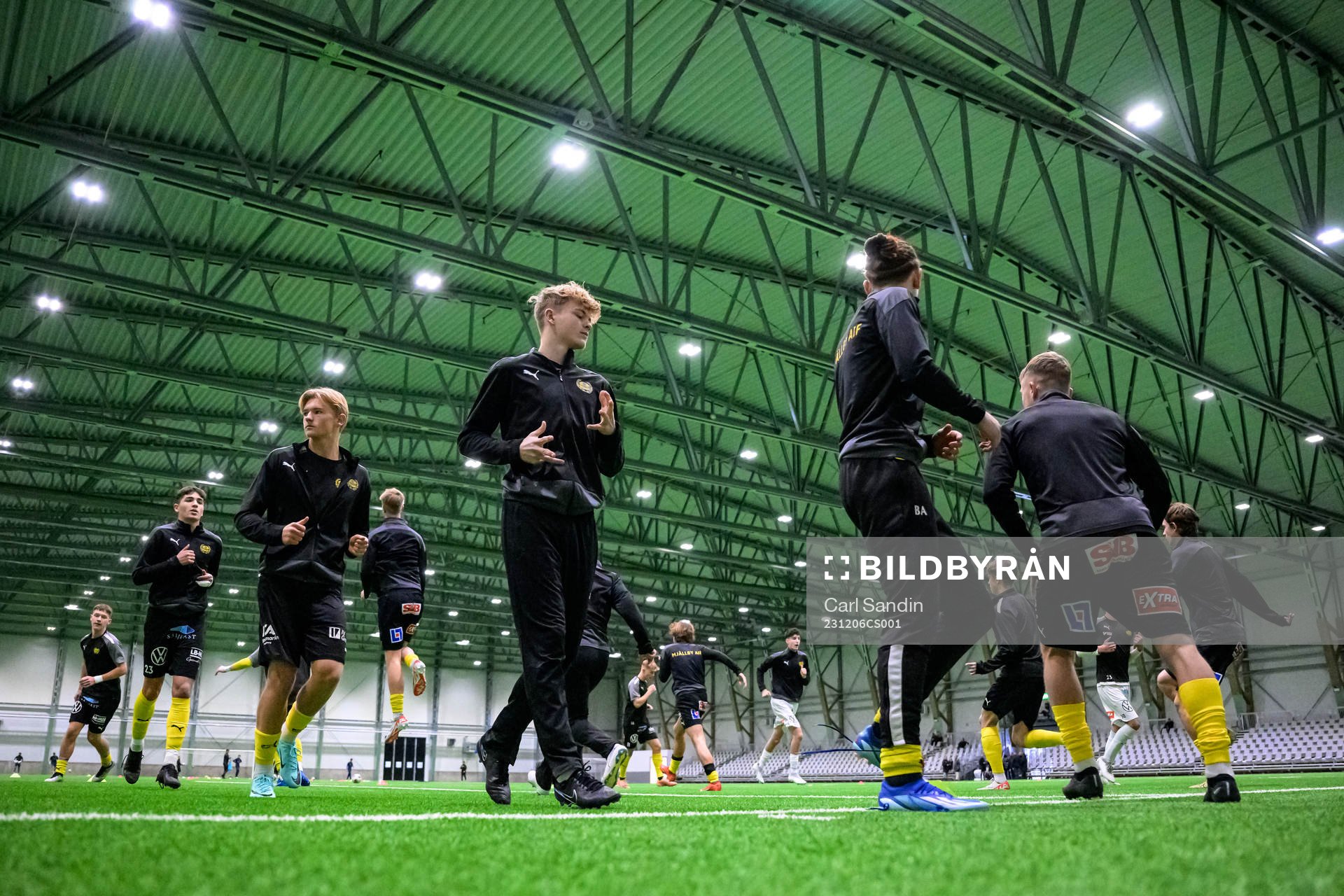 Mjällbys spelare värmer upp innan fotbollsmatchen i