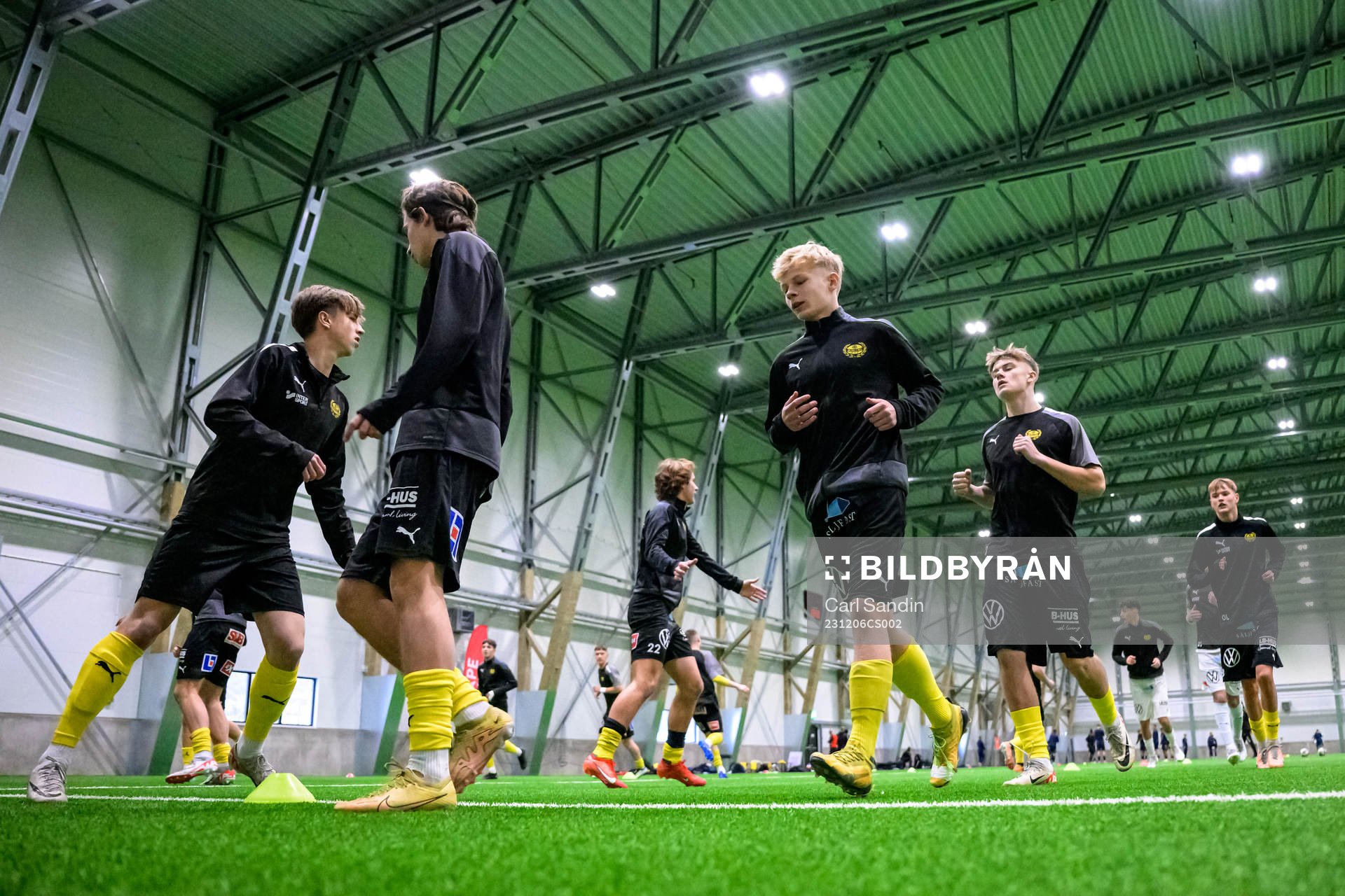 Mjällbys spelare värmer upp innan fotbollsmatchen i Skandinaviska Mästerskapen mellan Bröndby och Mjällby den 6 december 2023 i Borås.