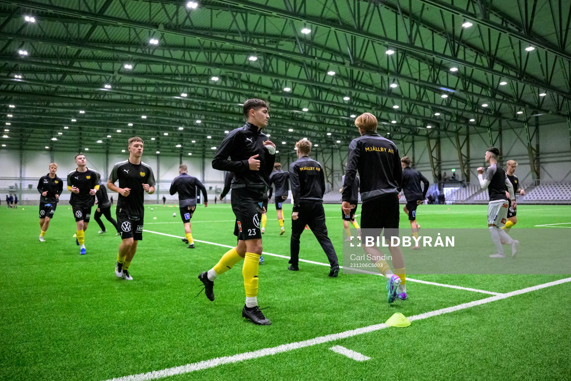 Mjällbys spelare värmer upp innan fotbollsmatchen i