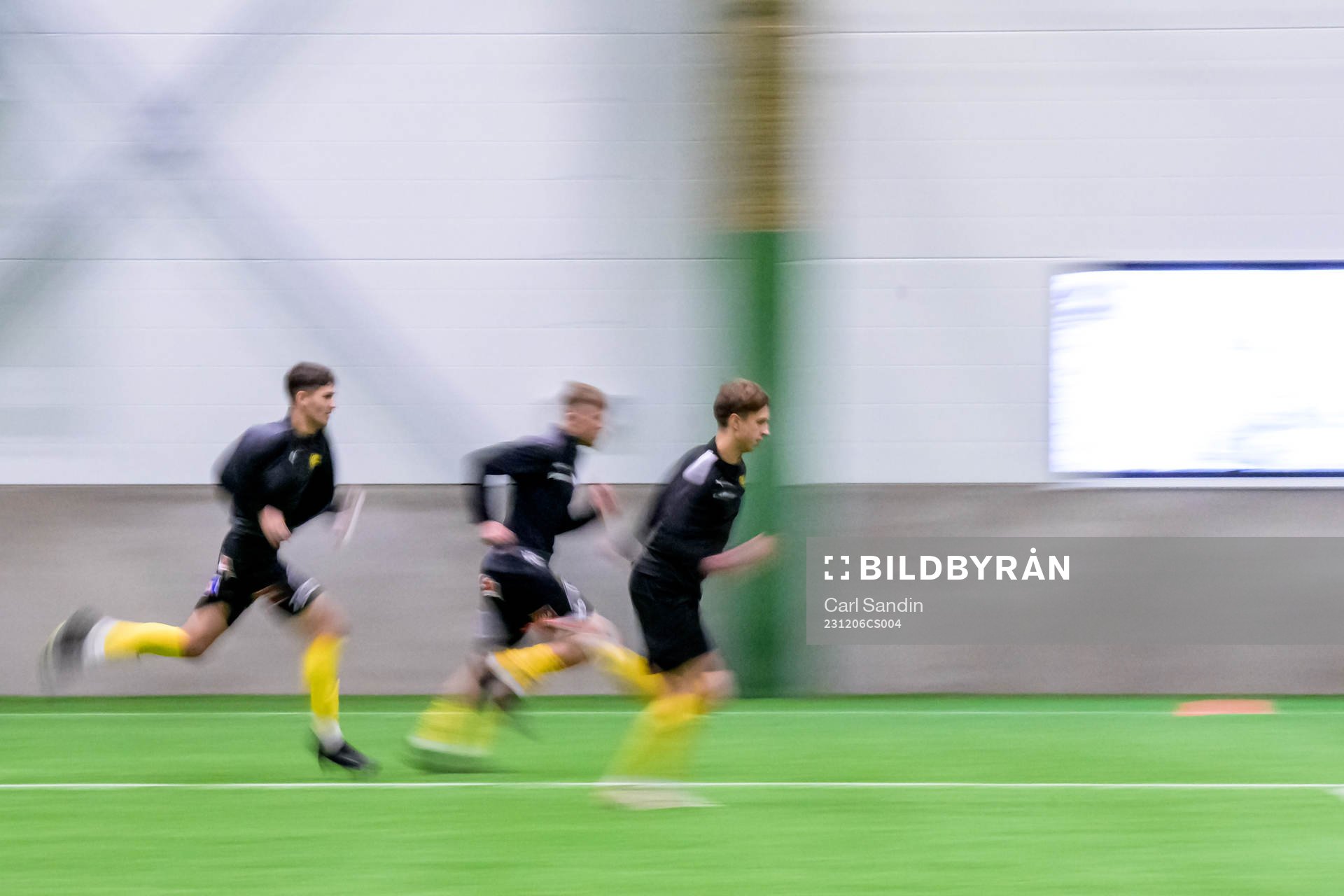 Mjällbys spelare värmer upp innan fotbollsmatchen i Skandinaviska Mästerskapen mellan Bröndby och Mjällby den 6 december 2023 i Borås.