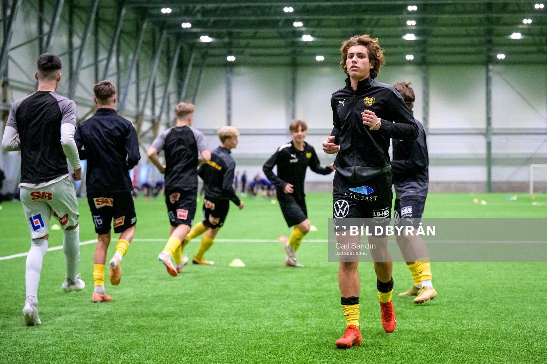 Mjällbys spelare värmer upp innan fotbollsmatchen i Skandinaviska Mästerskapen mellan Bröndby och Mjällby den 6 december 2023 i Borås.
