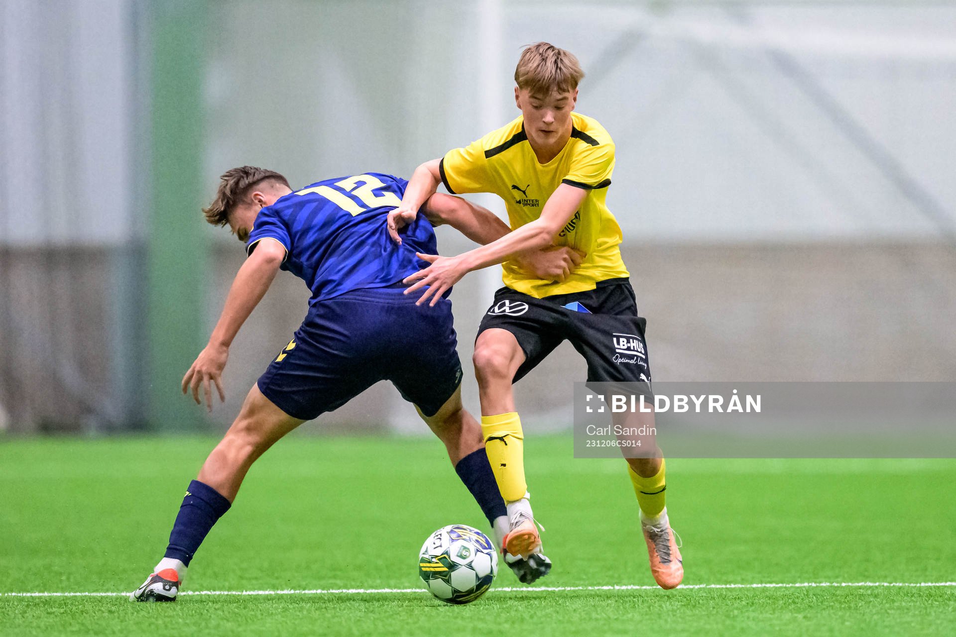 Mjällbys Olle Lindberg under fotbollsmatchen i Skandinaviska Mästerskapen mellan Bröndby och Mjällby den 6 december 2023 i Borås.