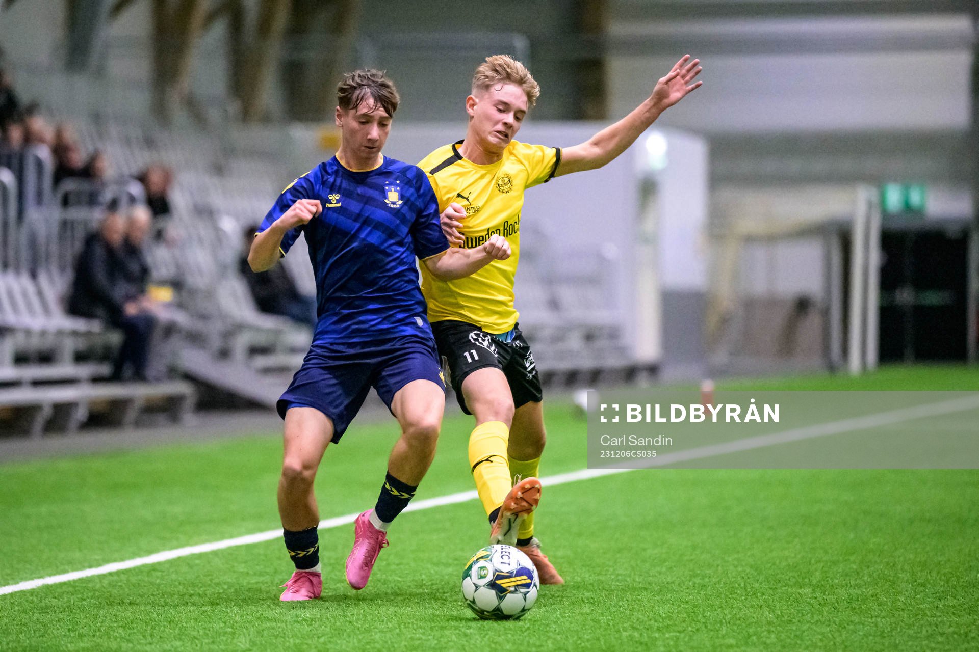 Bröndbys Magnus Buades och Mjällbys Viggo Rosenqvist under fotbollsmatchen i Skandinaviska Mästerskapen mellan Bröndby och Mjällby den 6 december 2023 i Borås.