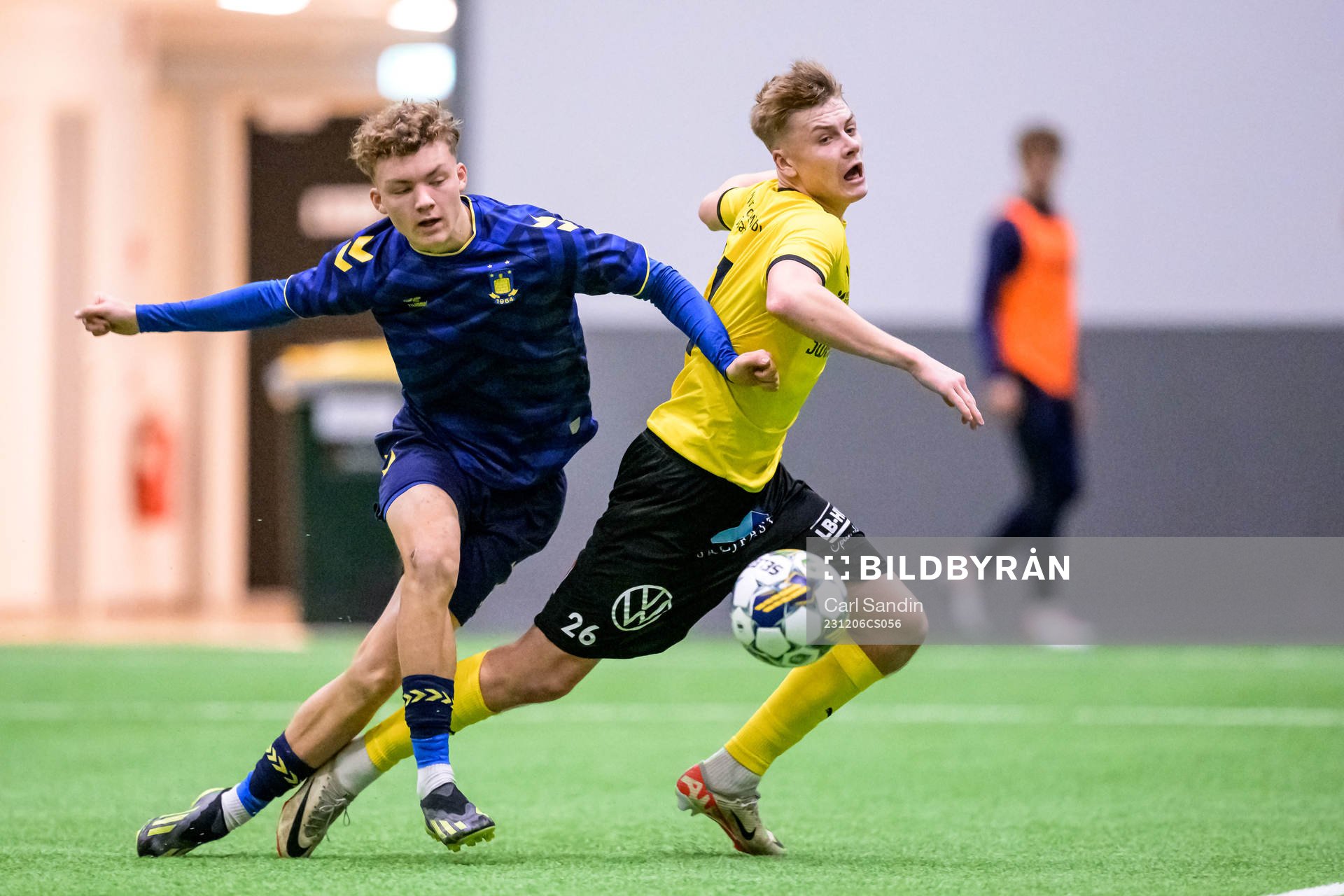 Bröndbys Waldemar Bjergfeldt och Mjällbys Lucas Nennesson under fotbollsmatchen i Skandinaviska Mästerskapen mellan Bröndby och Mjällby den 6 december 2023 i Borås.