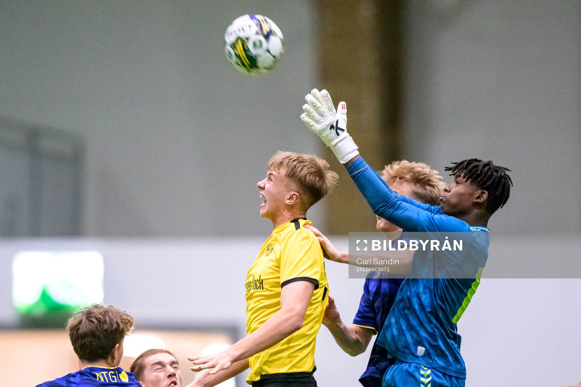 Mjällbys Filip Persson och Bröndbys Mamadou Jalloh