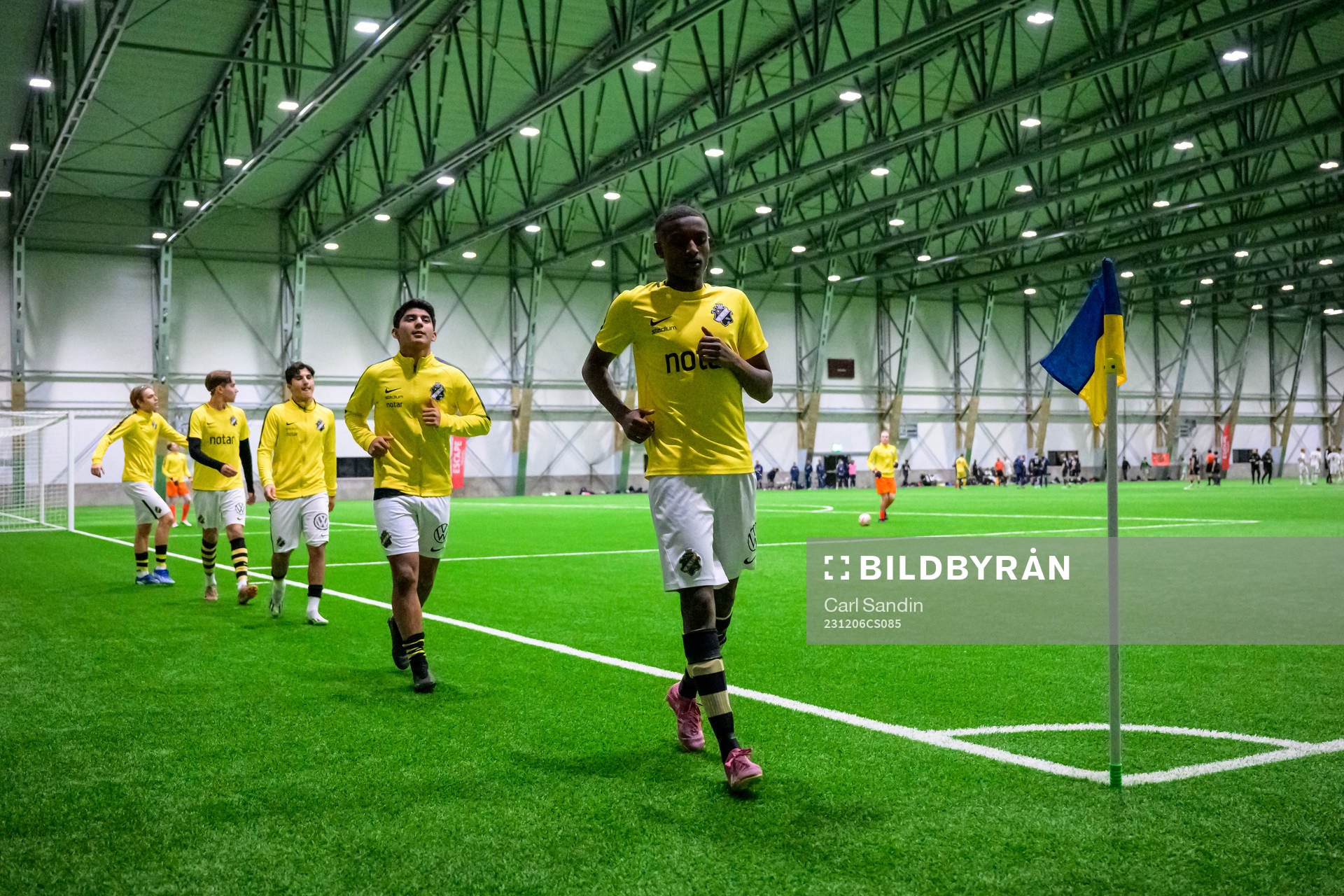 AIKs spelare värmer upp innan fotbollsmatchen i