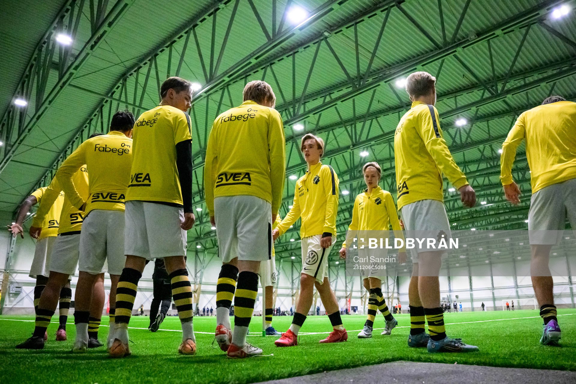 AIKs spelare värmer upp innan fotbollsmatchen i