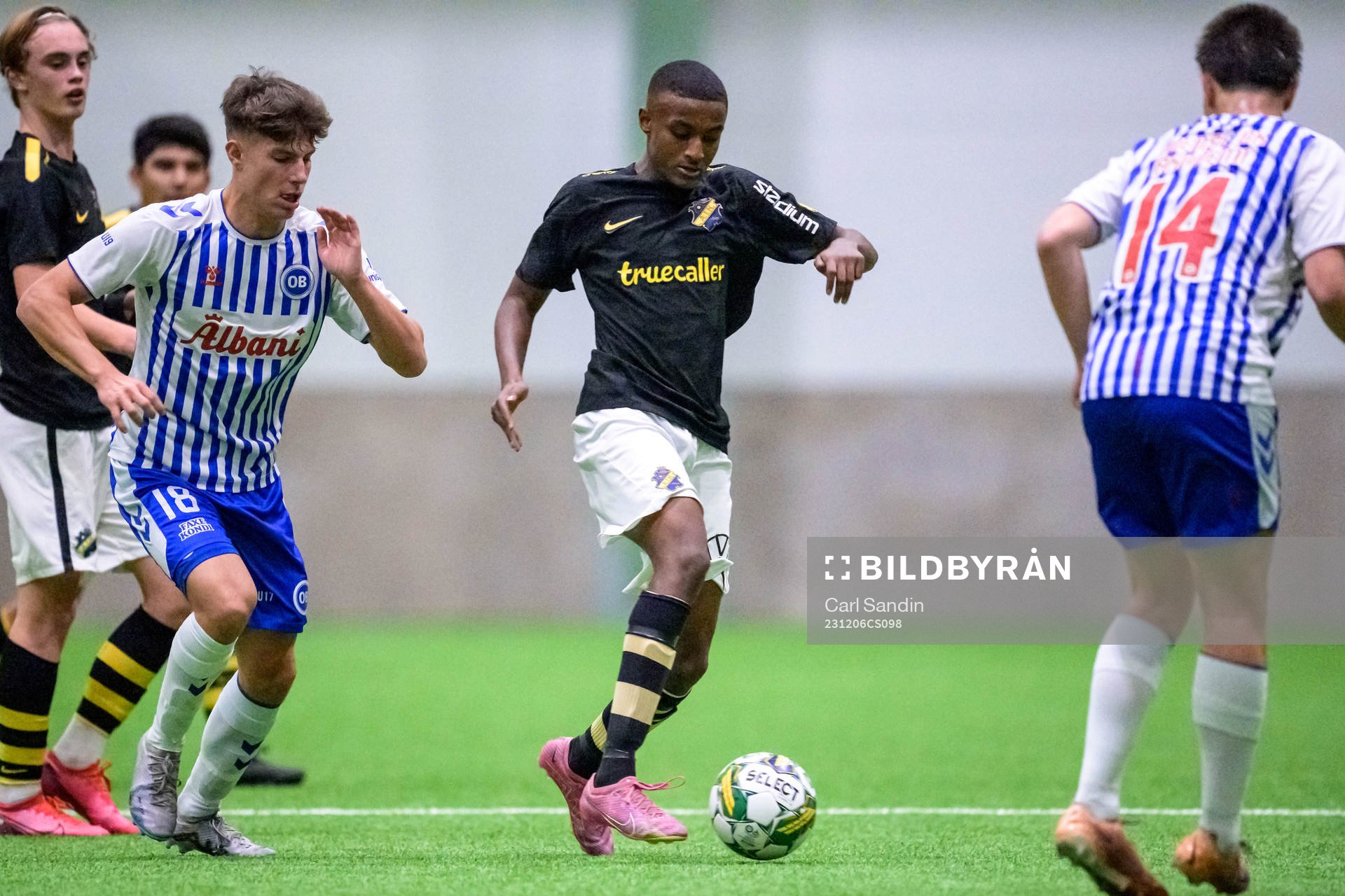 Odenses Magnus Andersen och AIKs Robel Yonas under fotbollsmatchen i Skandinaviska Mästerskapen mellan AIK och Odense den 6 december 2023 i Borås.