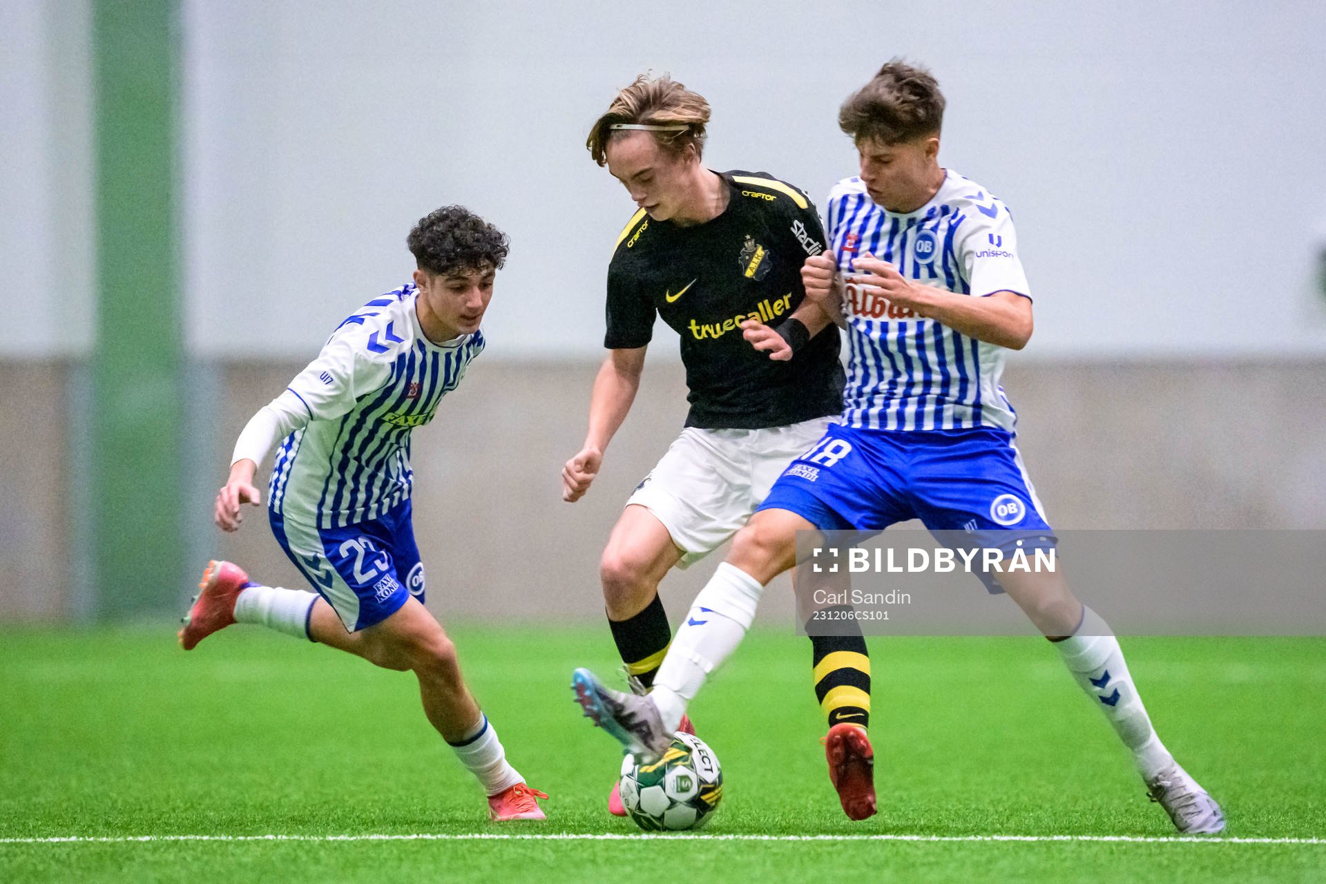 AIKs Yannick Geiger och Odenses Magnus Andersen
