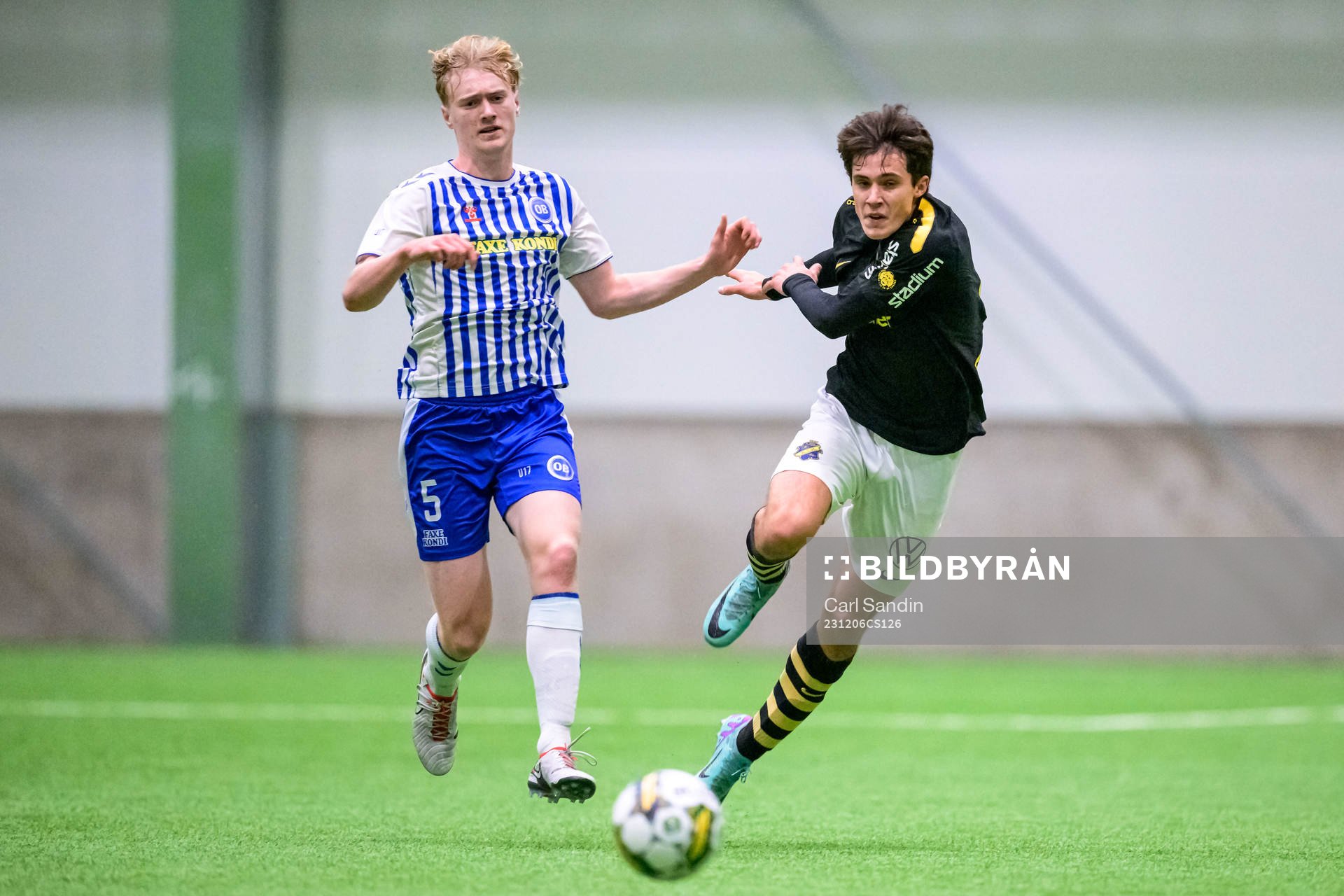 Odenses Julius Askou och AIKs Linus Järeteg under fotbollsmatchen i Skandinaviska Mästerskapen mellan AIK och Odense den 6 december 2023 i Borås.
