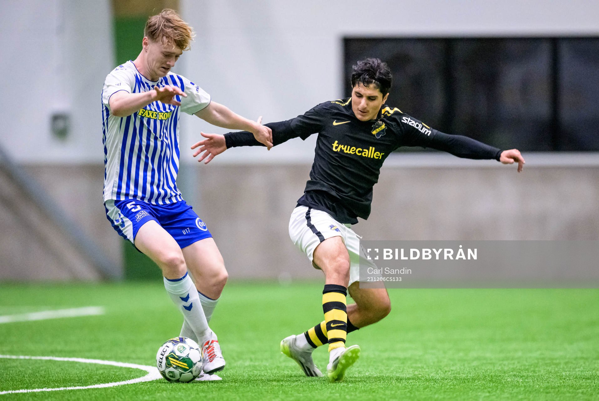 Odenses Julius Askou och AIKs Kawa Sulaiman under fotbollsmatchen i Skandinaviska Mästerskapen mellan AIK och Odense den 6 december 2023 i Borås.