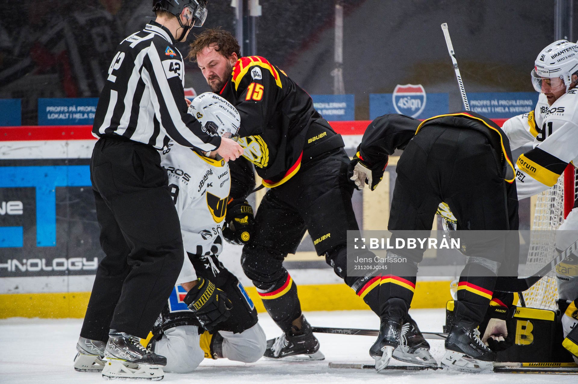 Västerås Eric Engstrand och Brynäs Simon Bertilsson i