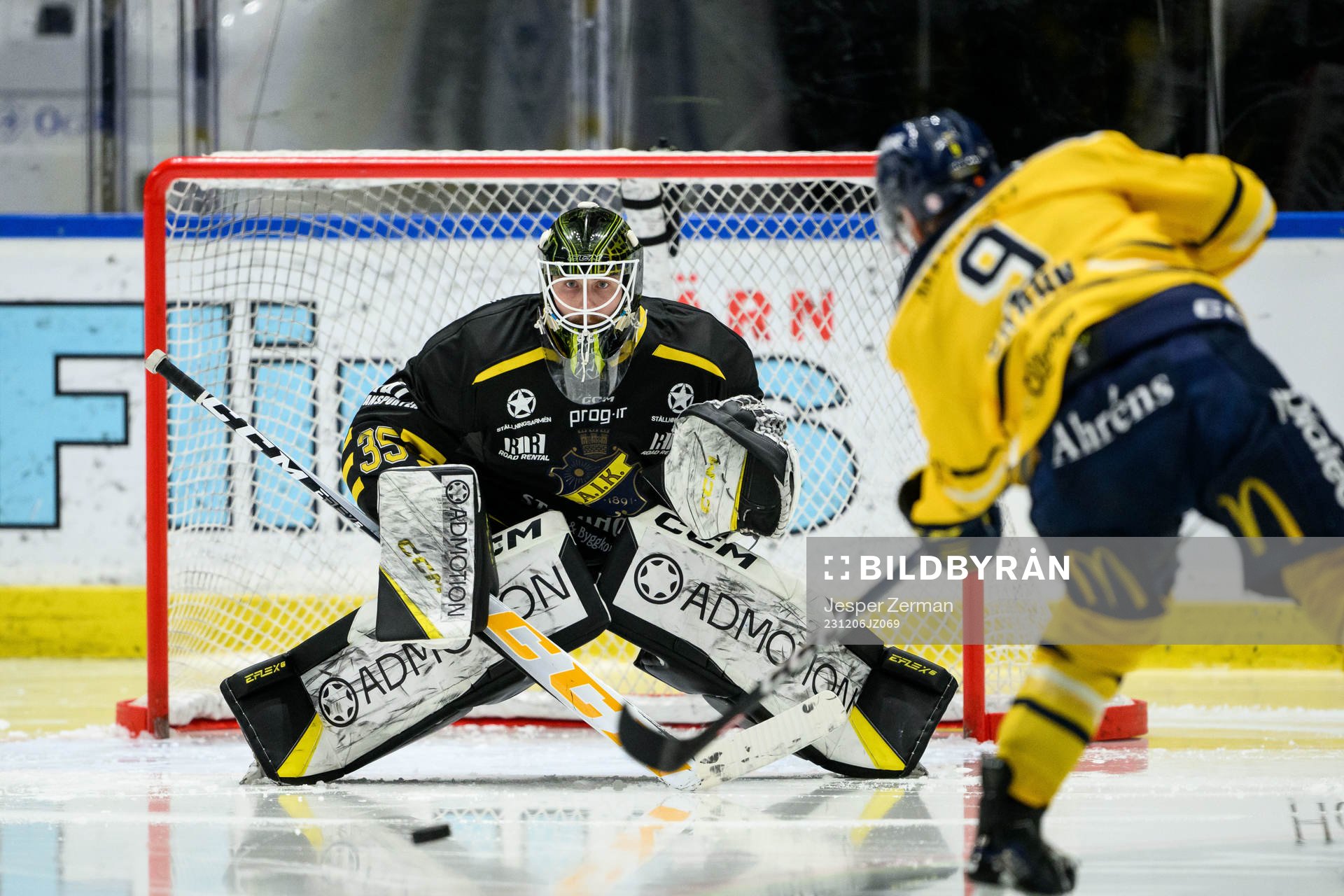 AIKs målvakt Antoine Bibeau och Södertälje SKs Viktor