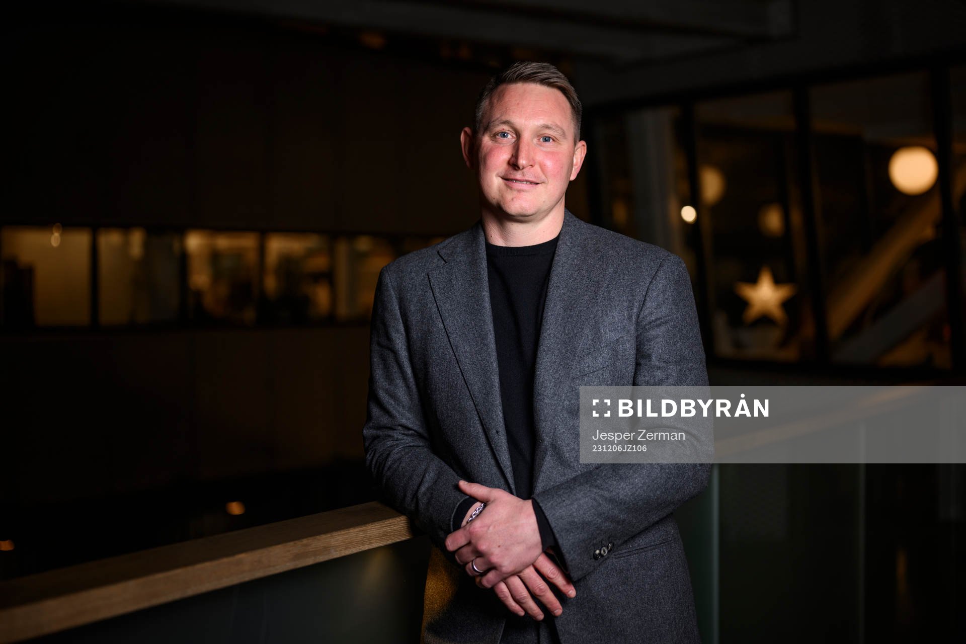 Kim Källström poserar för ett porträtt inför en presskonferens anordnad av Svenska Fotbollförbundet den 6 december 2023 i Stockholm. 