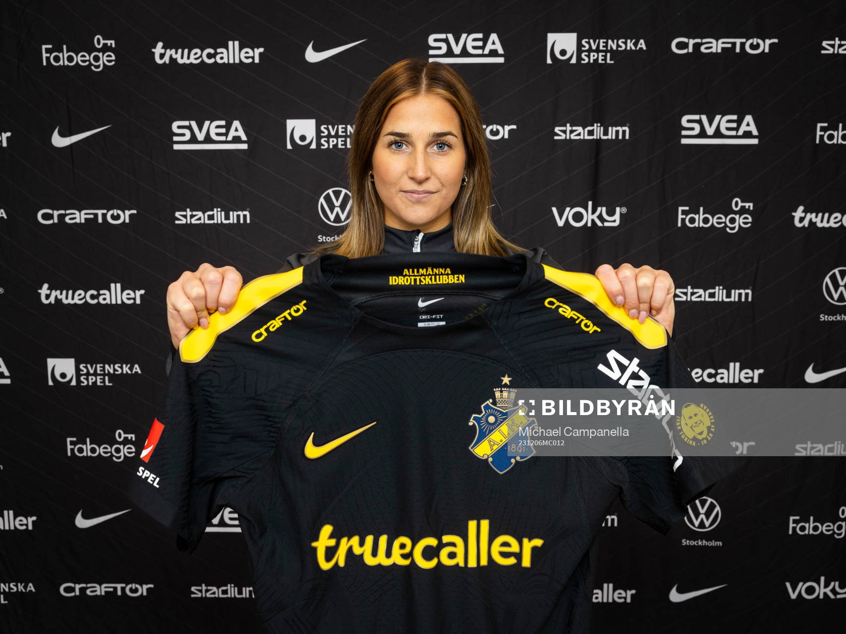 Felicia Saving poserar för porträtt i samband med att hon presenterats som nyförvärv av AIK den 6 december 2023 i Stockholm. 