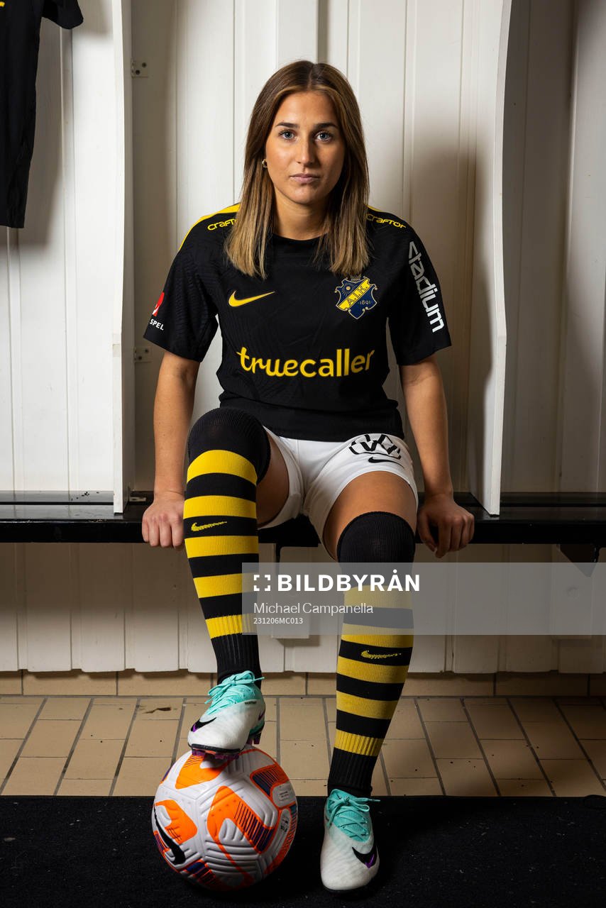 Felicia Saving poserar för porträtt i samband med att hon presenterats som nyförvärv av AIK den 6 december 2023 i Stockholm. 