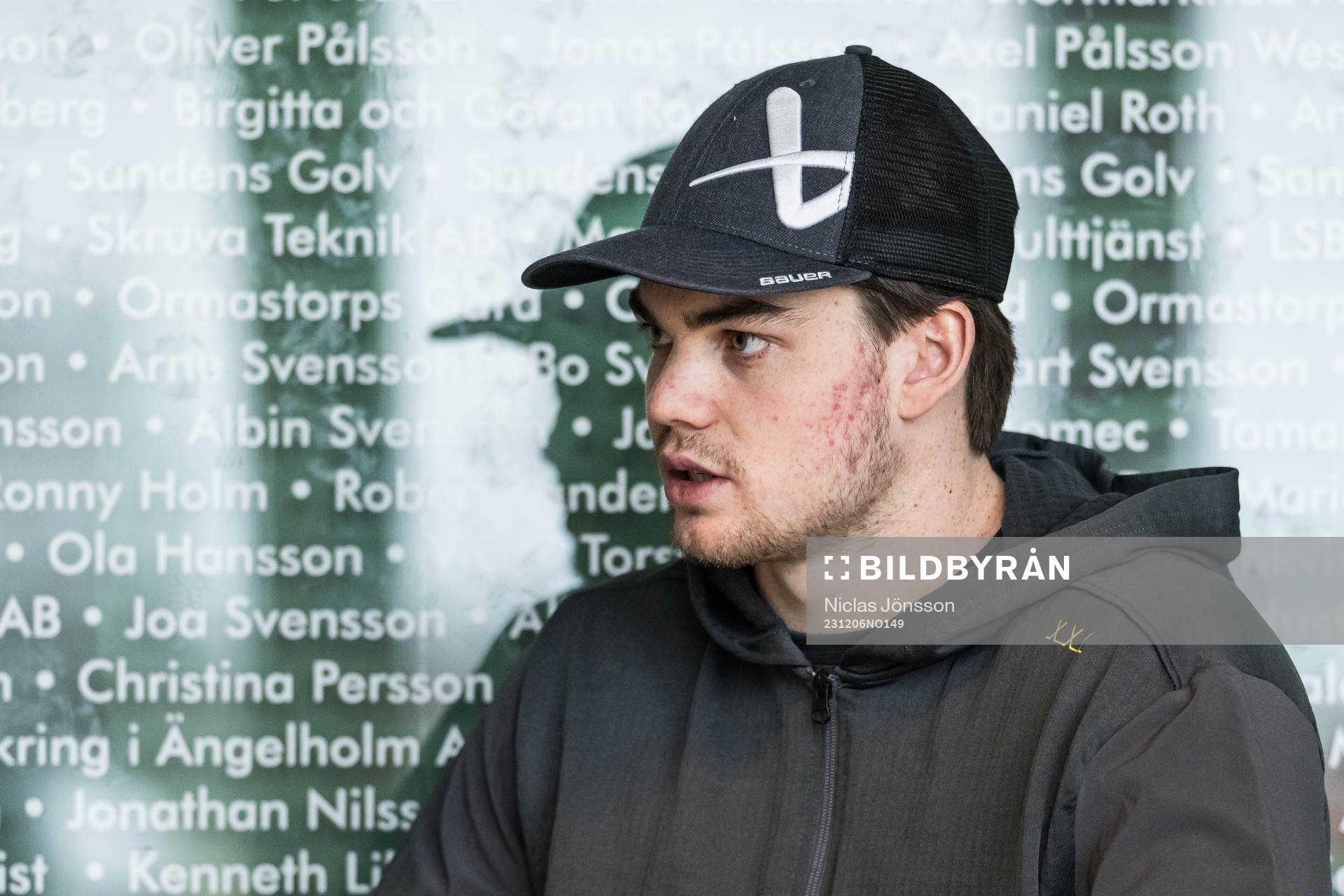 Lian Bichsel blir intervjuad