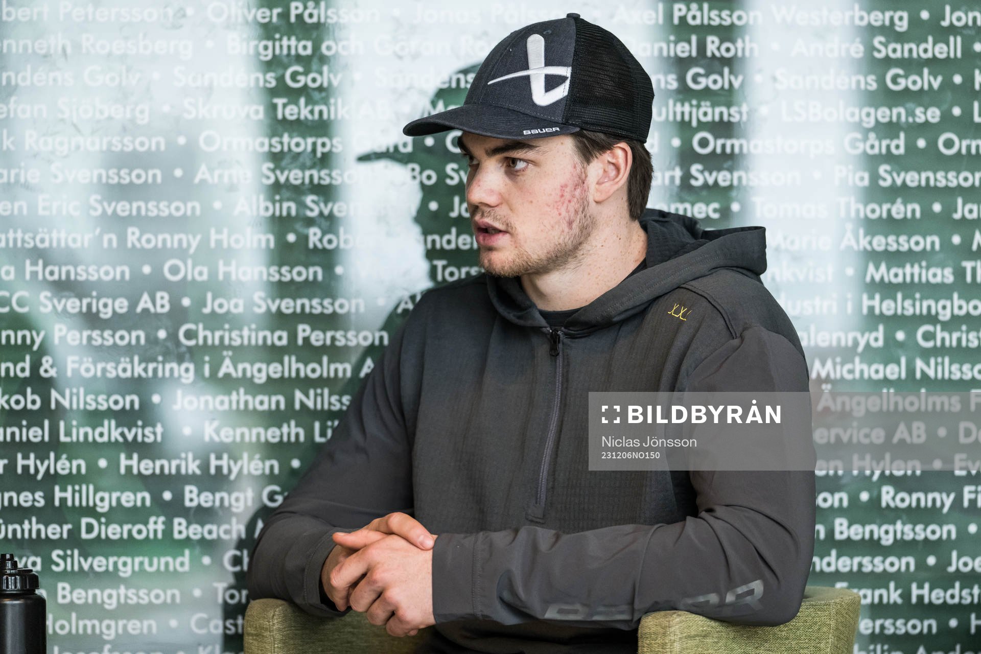 Lian Bichsel blir intervjuad